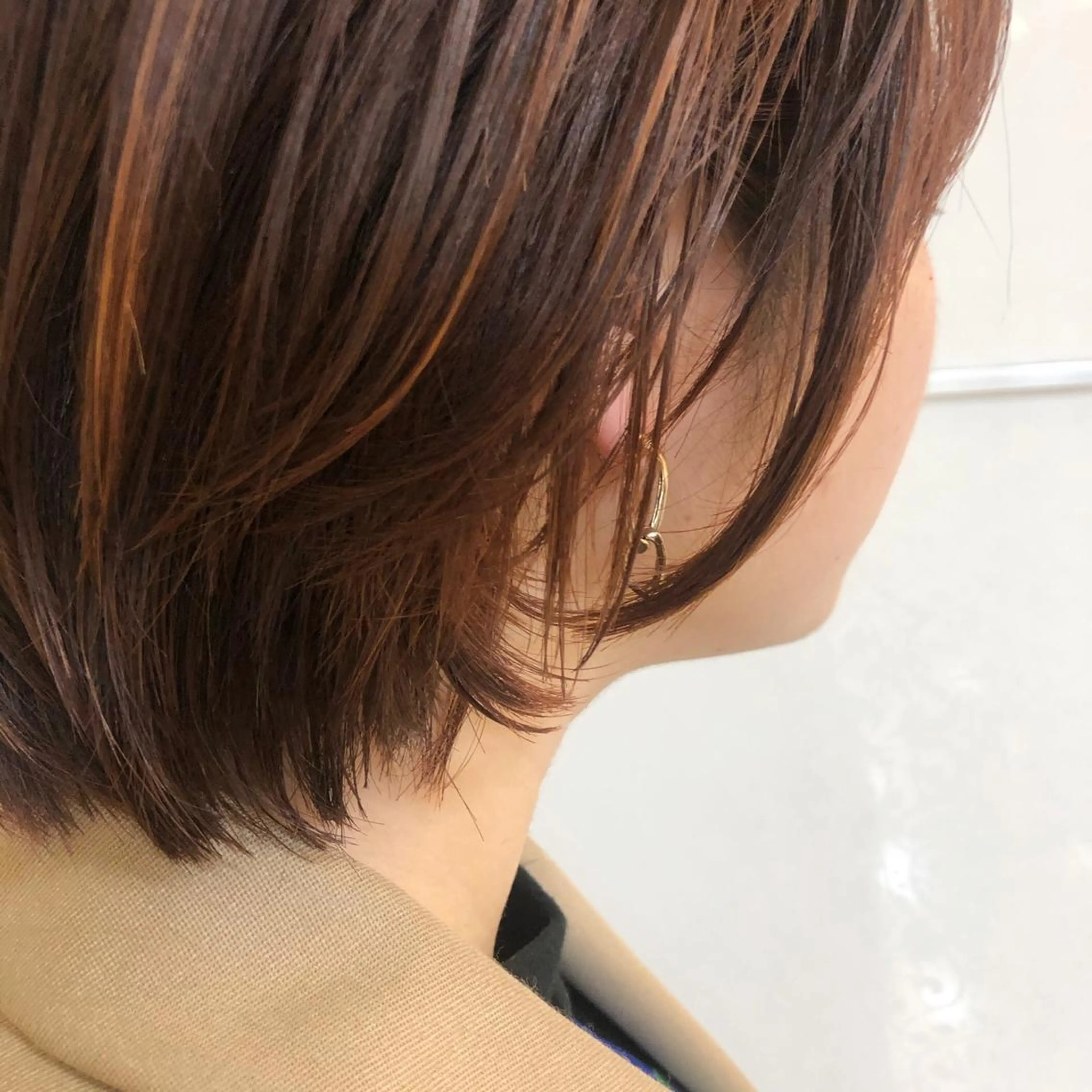 ショート レイヤーカット✖️ 柔らかベージュカラーのヘアスタイル