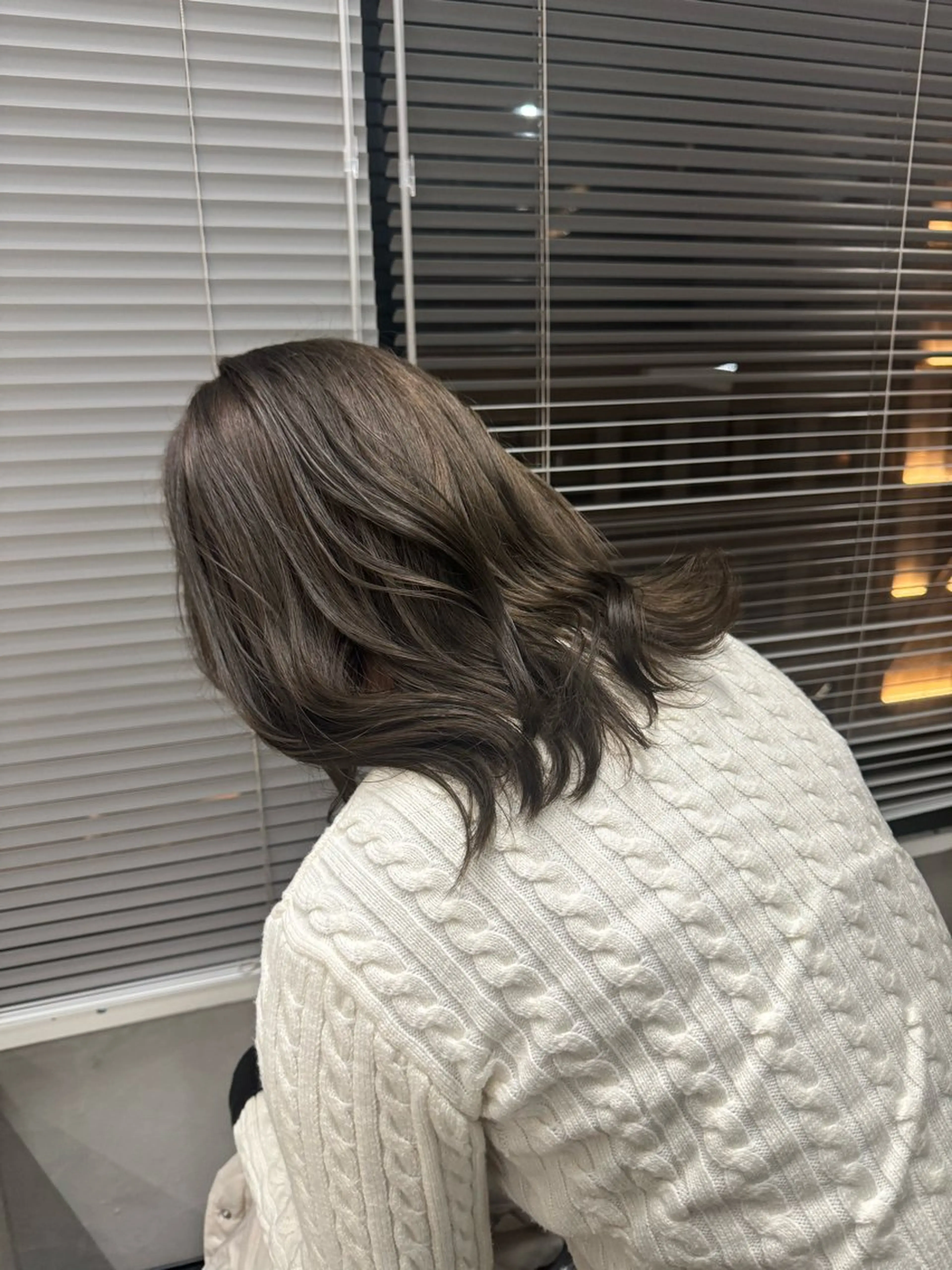 ミディアム カラー ベージュカラー ブリーチ 透明感カラー オリーブベージュ tetohair ありもとみゆのヘアスタイル