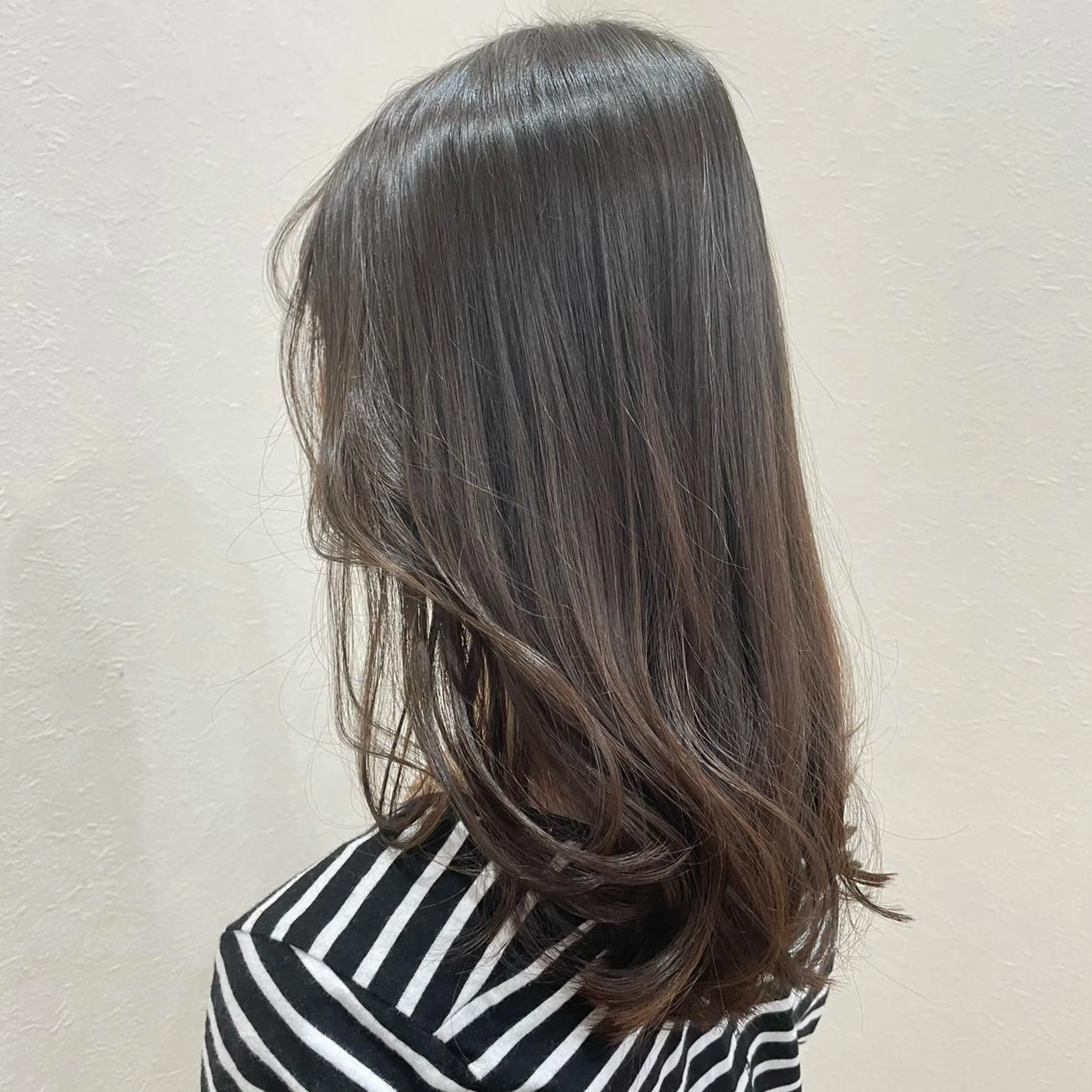 セミロング カラー 佐治 梨乃のヘアスタイル