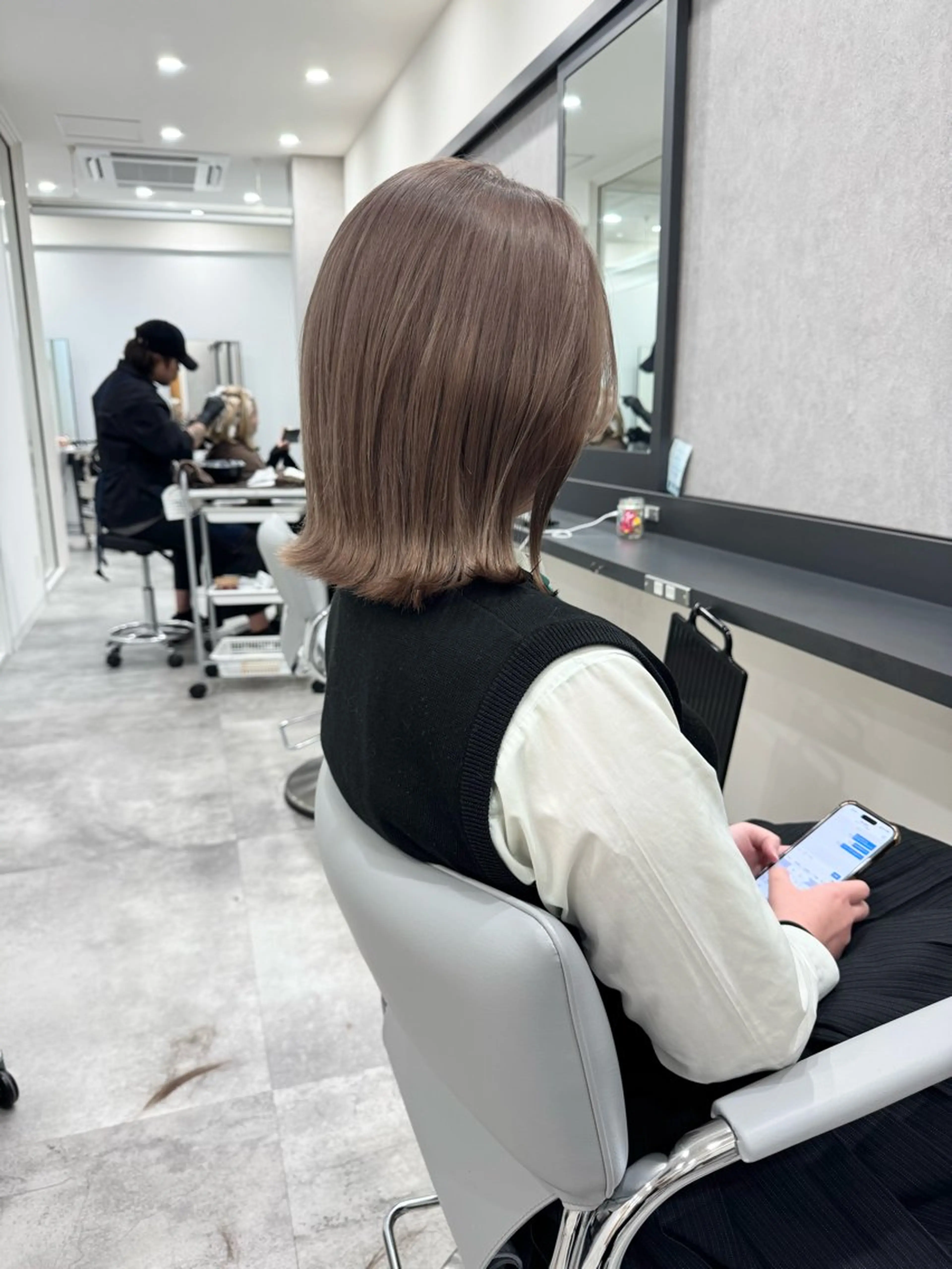 ミディアム カット ヘアカラー トリートメント RAISE by_WHITEのヘアスタイル
