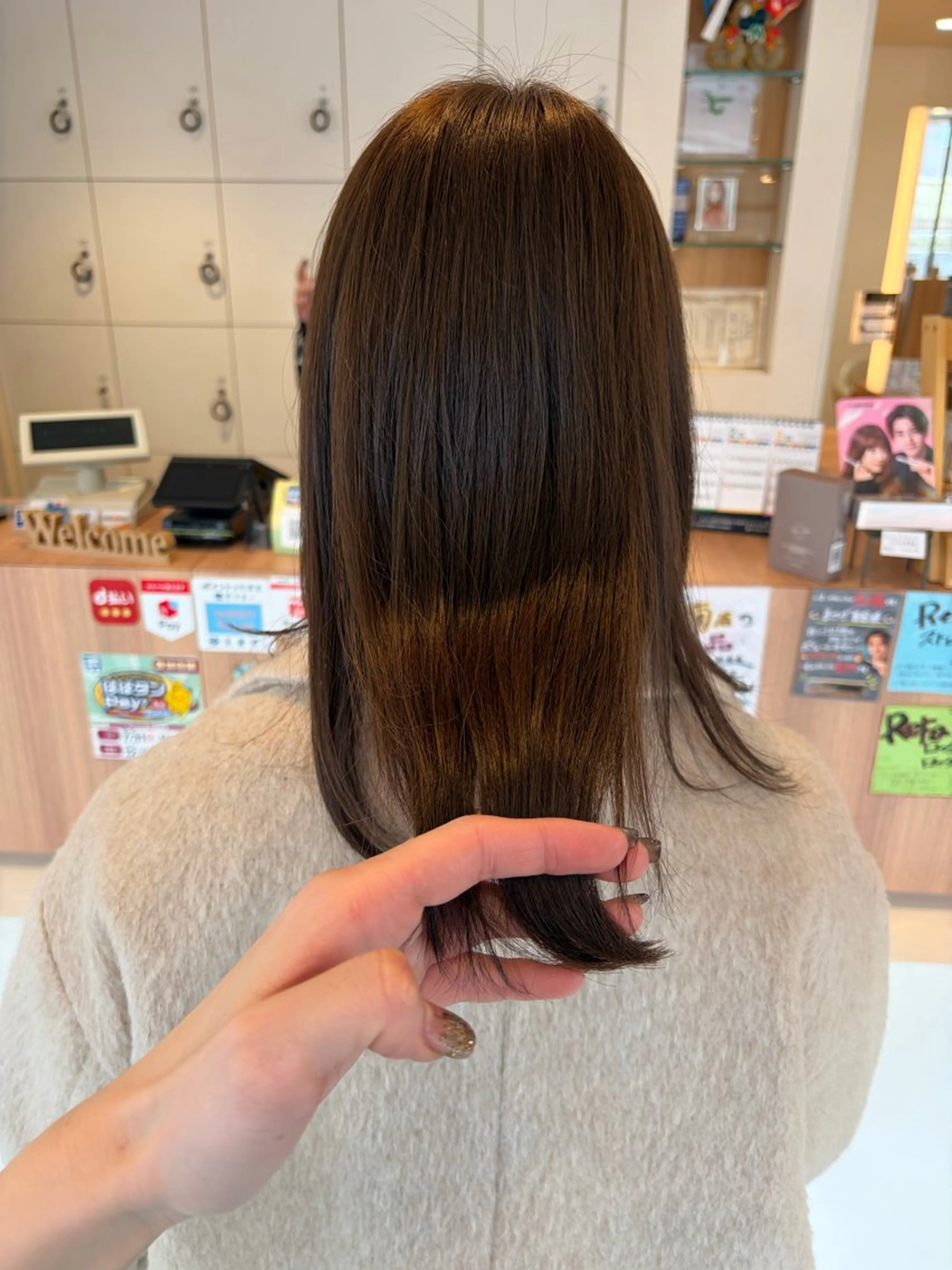 セミロング 岡 愛梨のヘアスタイル