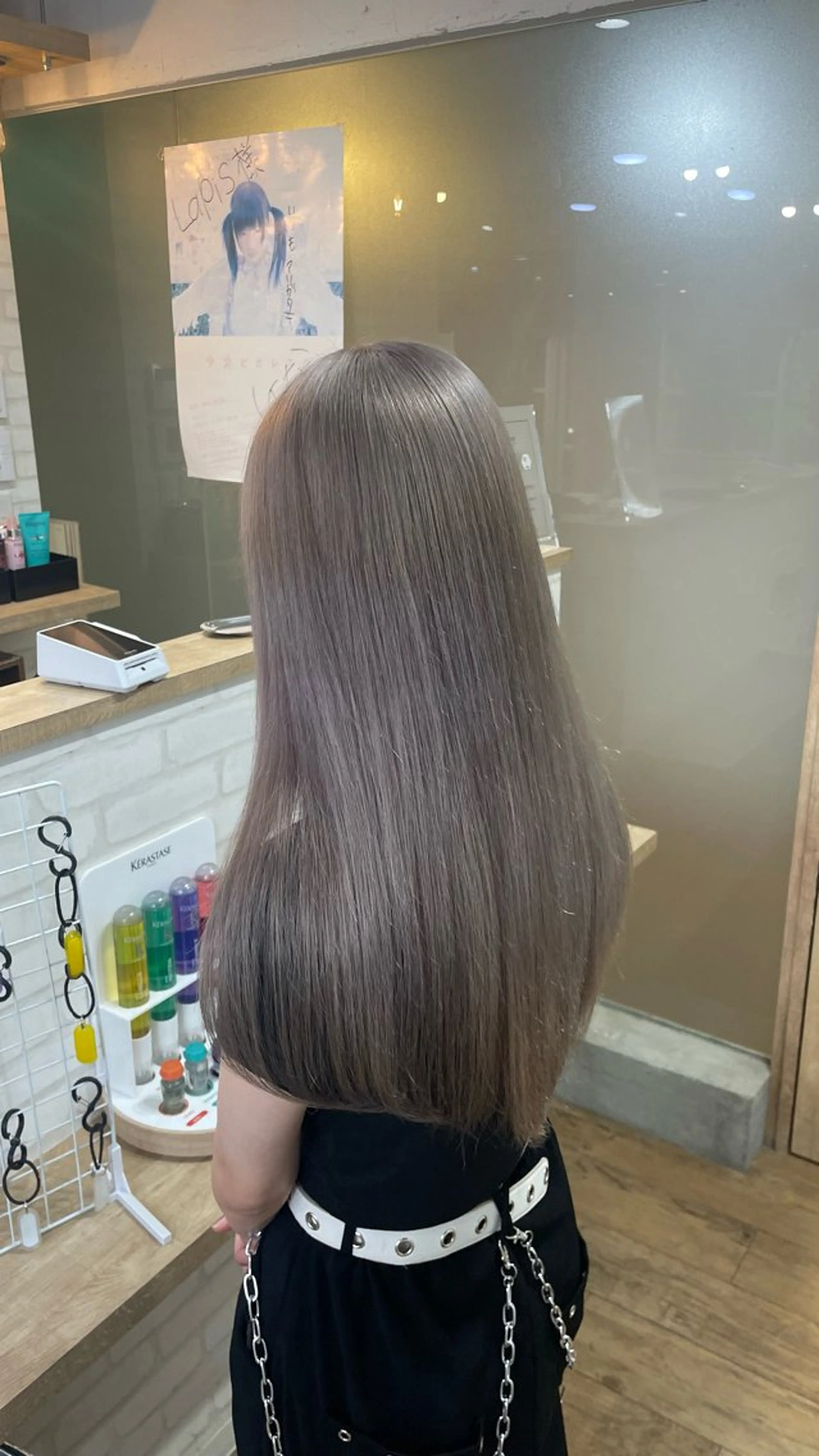 カラー シルバー 韓国レイヤーカット/ AIRIのヘアスタイル