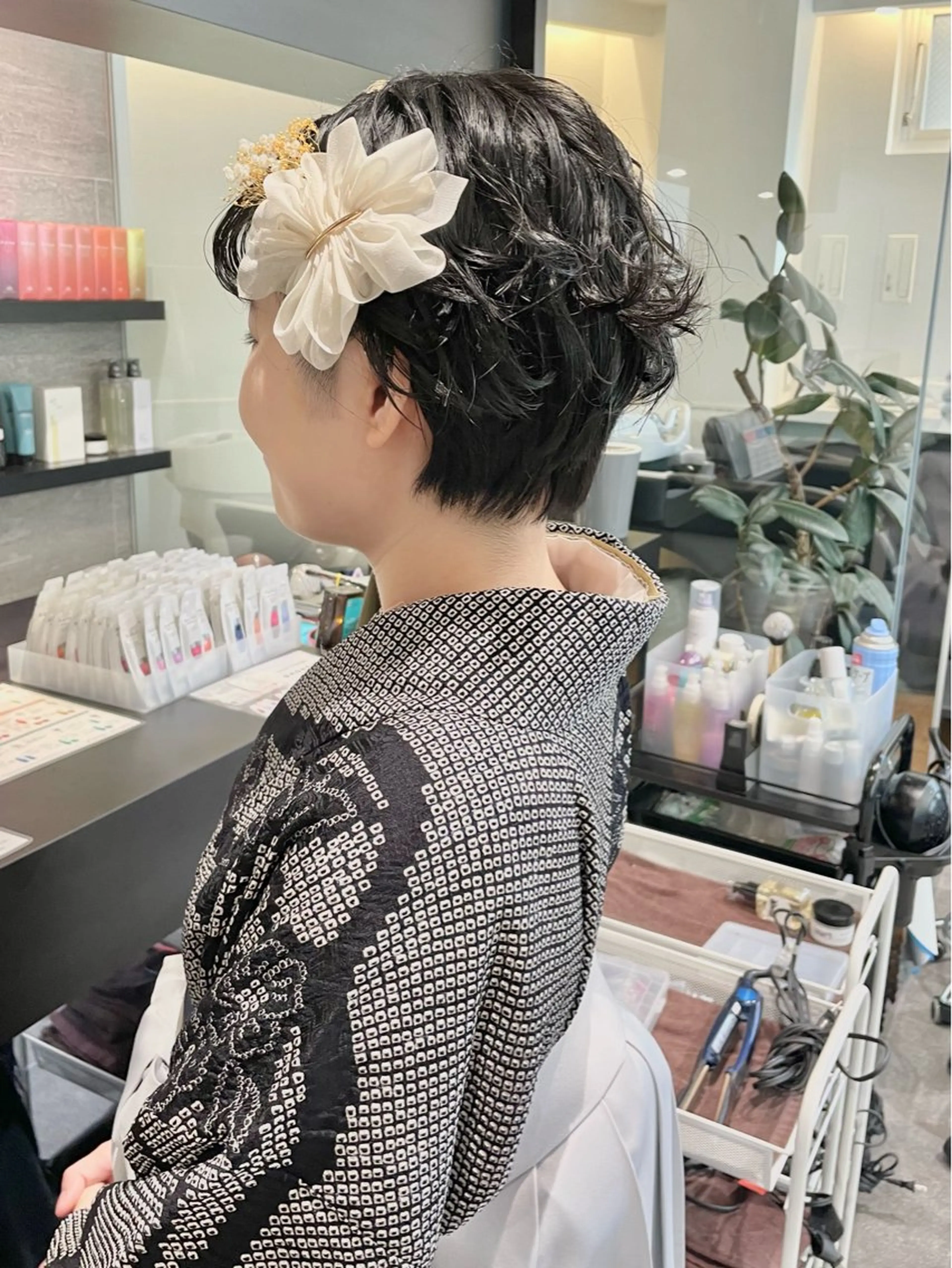 ショート ヘアアレンジ 卒業式のヘアスタイル ショートヘア ダブルカラー🦖 /髪質改善⚡️しおりのヘアスタイル