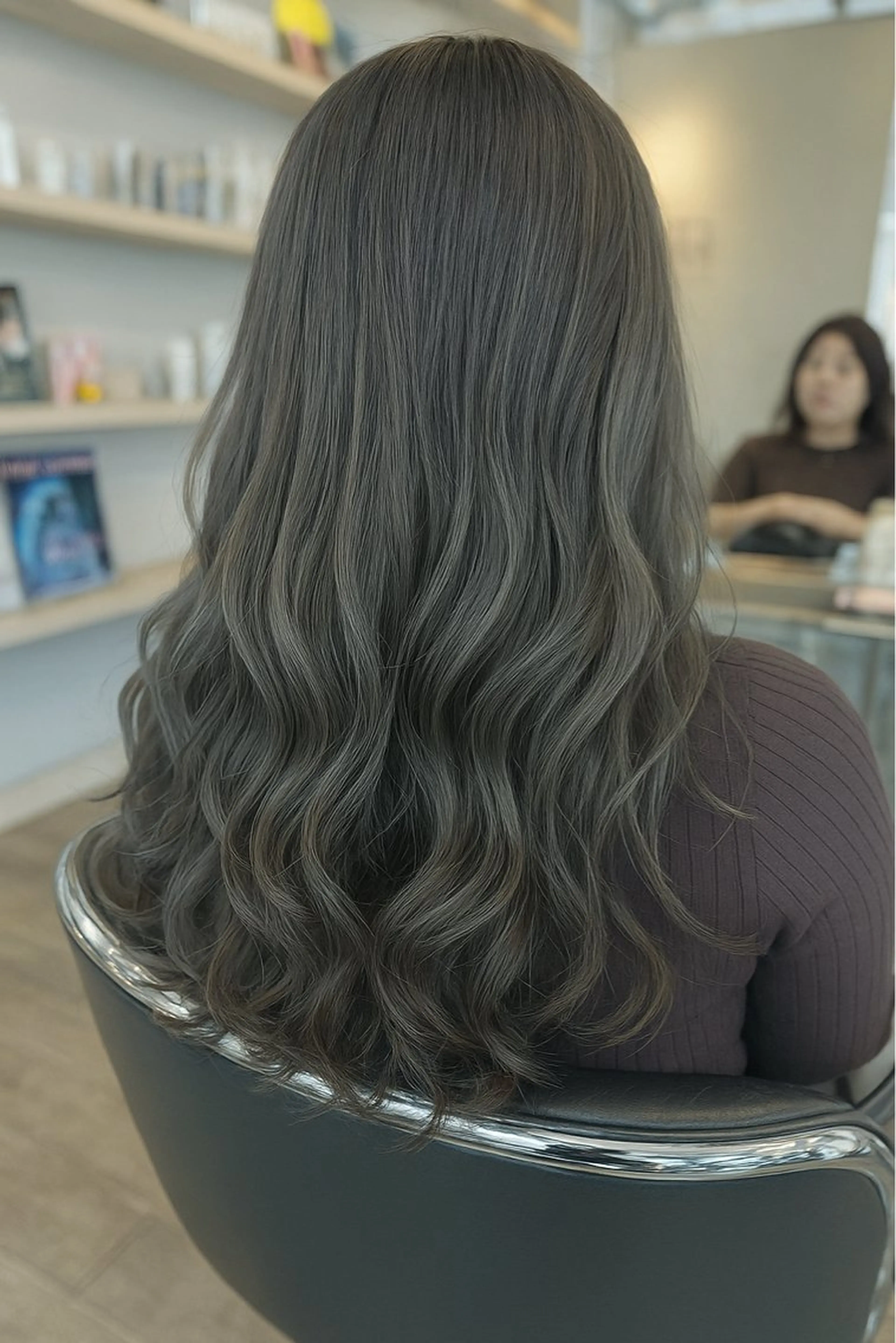 ミディアム カラー グレージュ オリーブグレージュ オリーブグレー パーマ・レイヤー 髪質改善・TANIのヘアスタイル