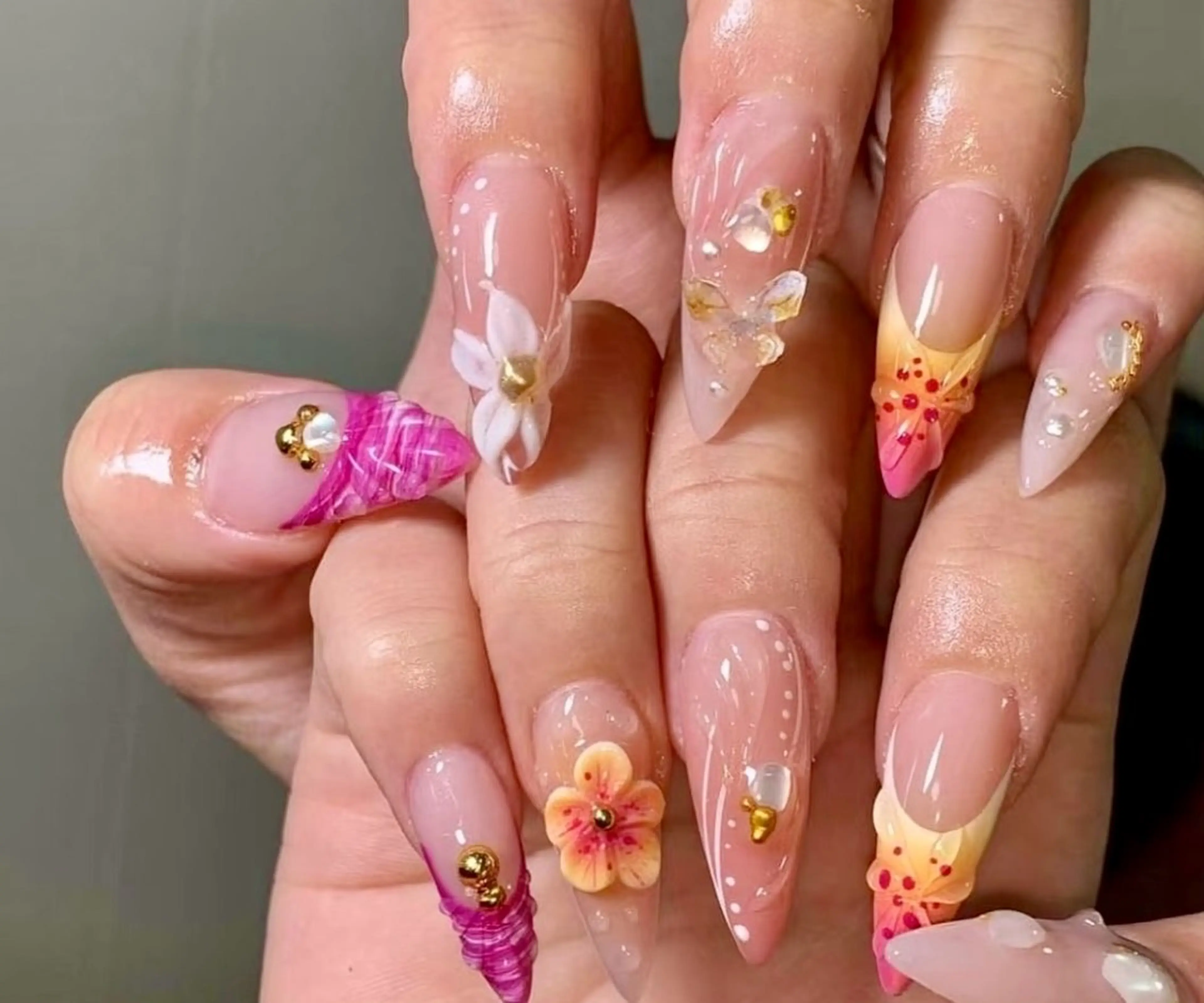 ネイル オーロラネイル クリアネイル 長さ出し フットネイル フレンチネイル ハンドネイル リボン、ガーリー パーツ放題専門店のネイルデザイン