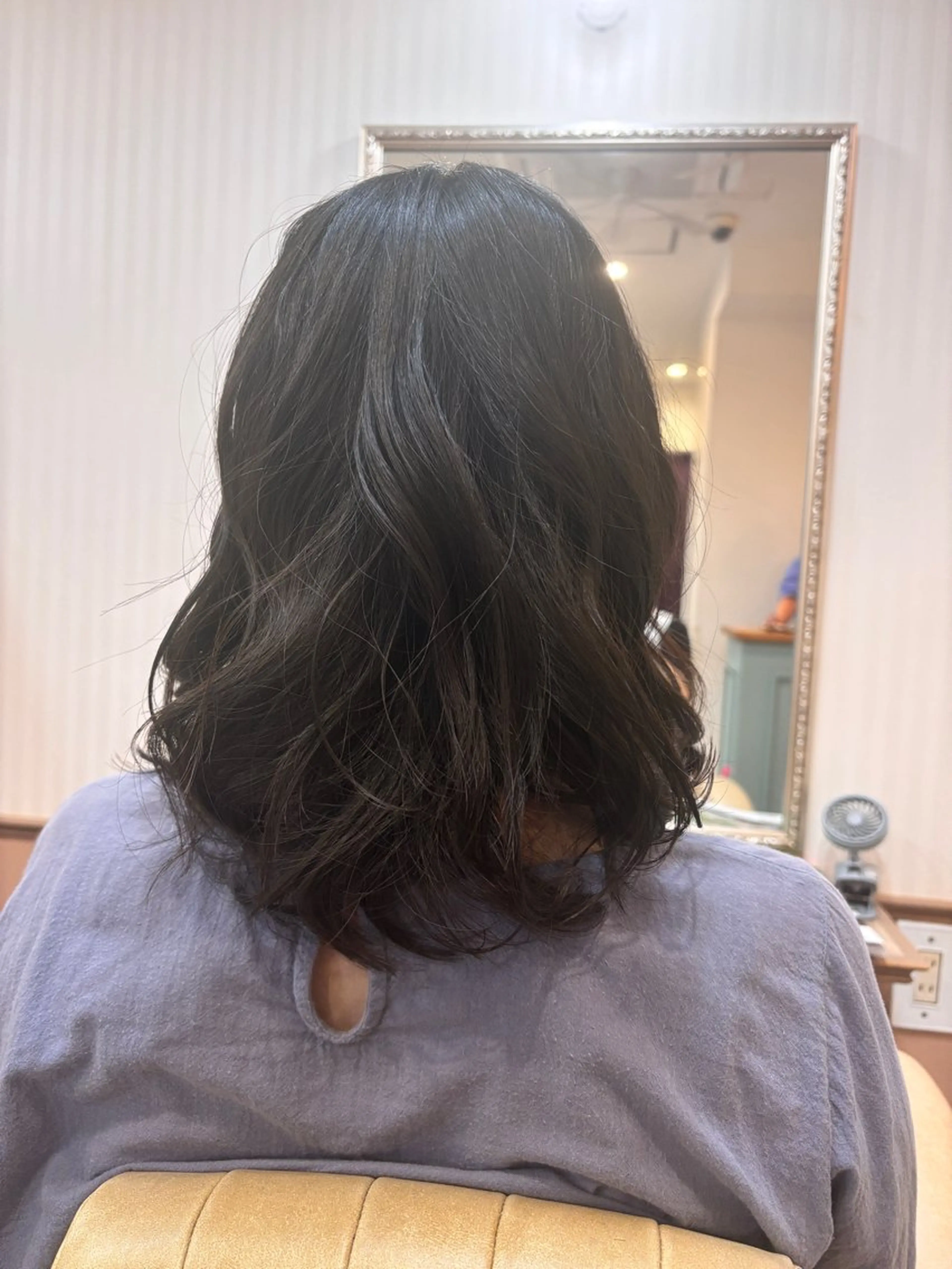 ミディアム 吉井 愛のヘアスタイル