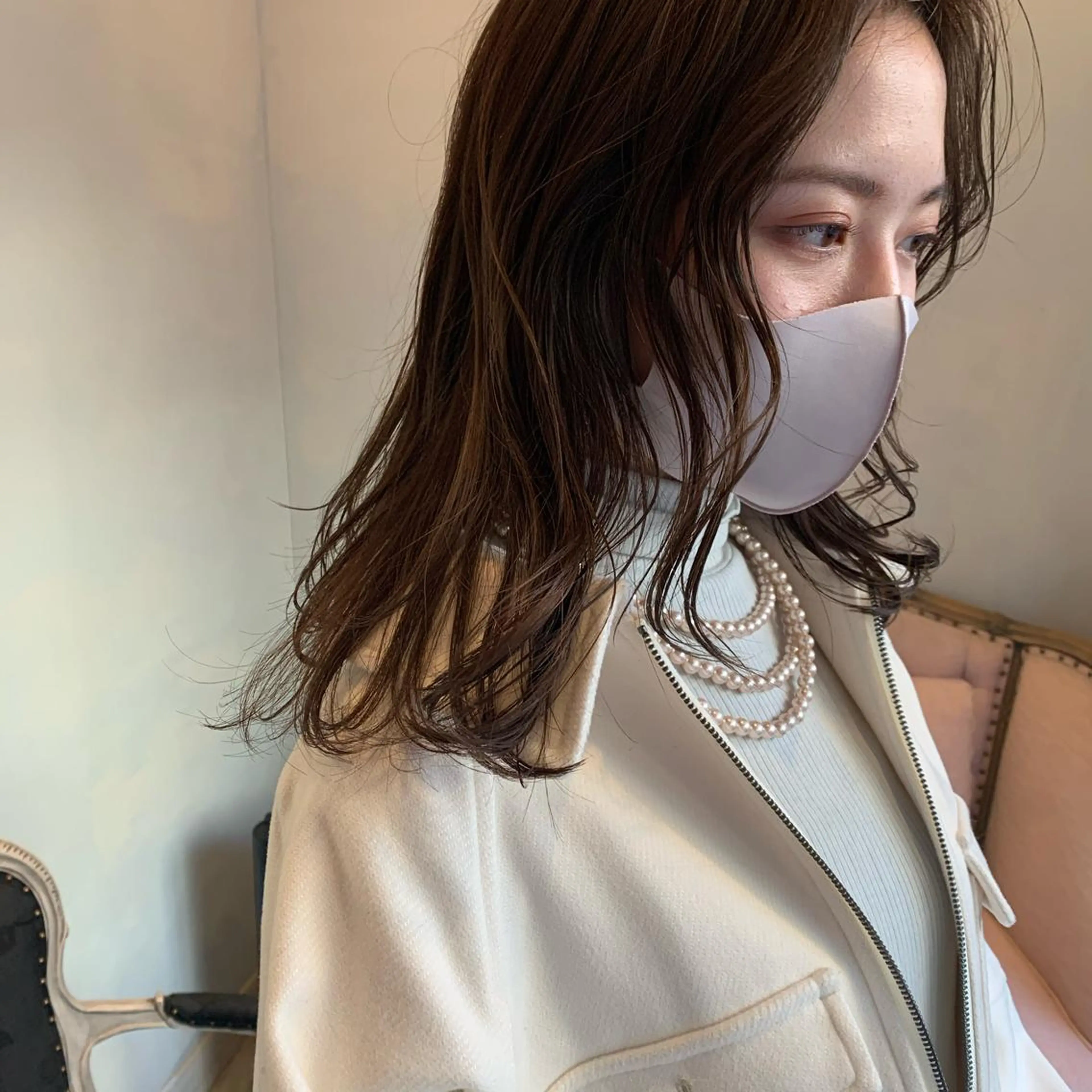 ロング SAKINO． ベージュカラーのヘアスタイル