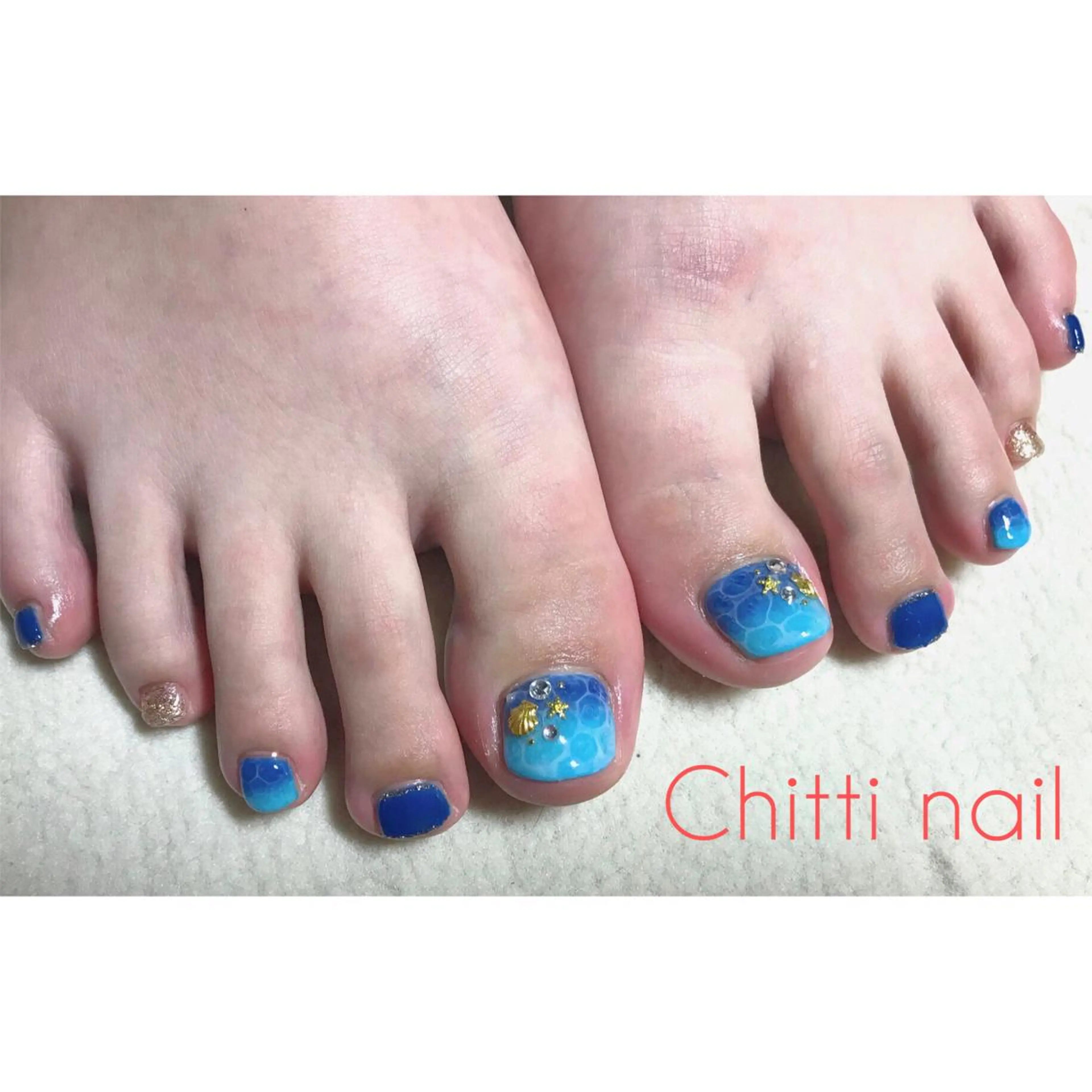ネイル アートネイル ブルー フットネイル キラキラネイル ラメ(グリッター) Chitti yuuriのネイルデザイン