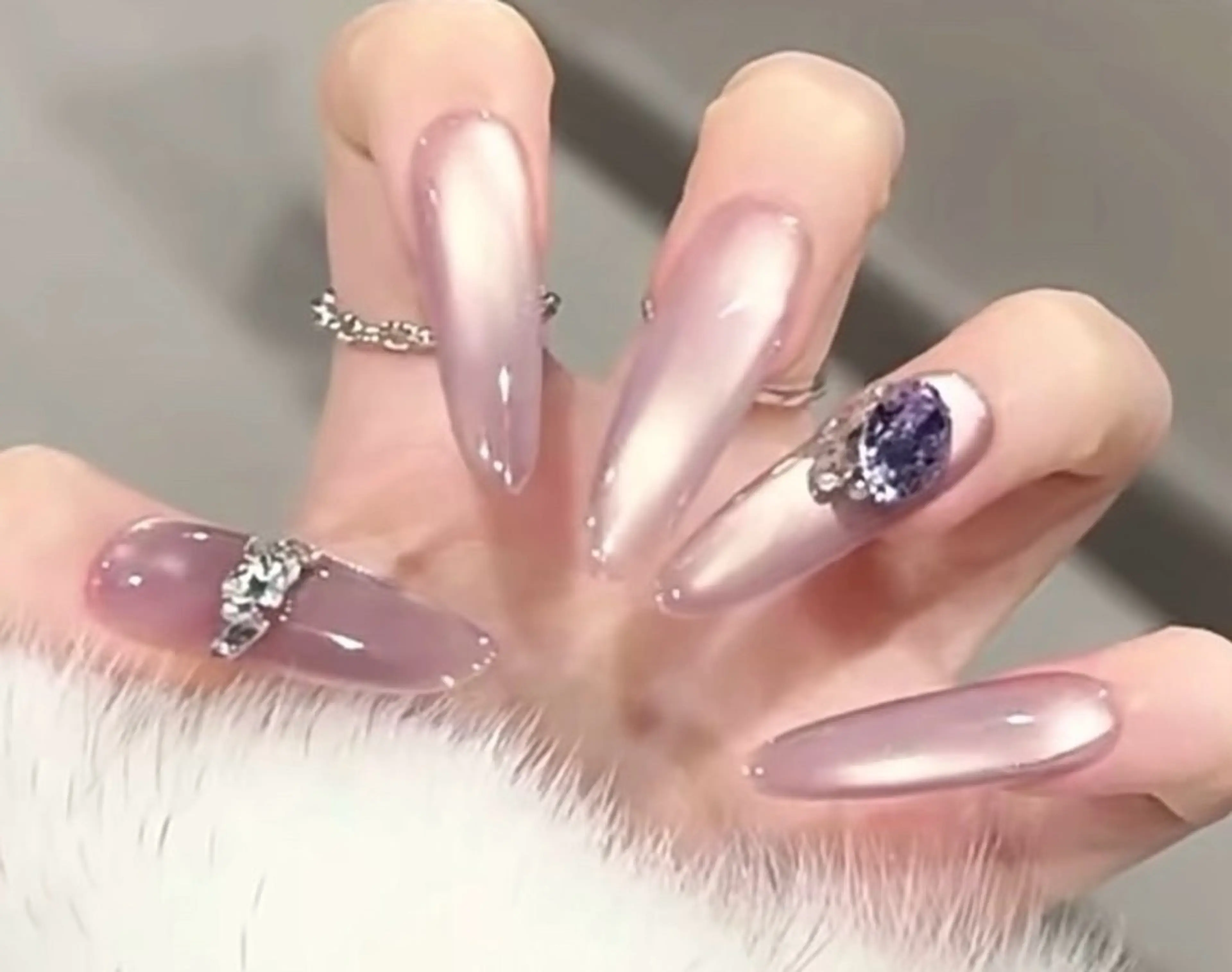 ネイル チークネイル 長さ出し フラワーネイル フレンチネイル ガーリー SunNail池袋駅 ワンホンネイルのネイルデザイン