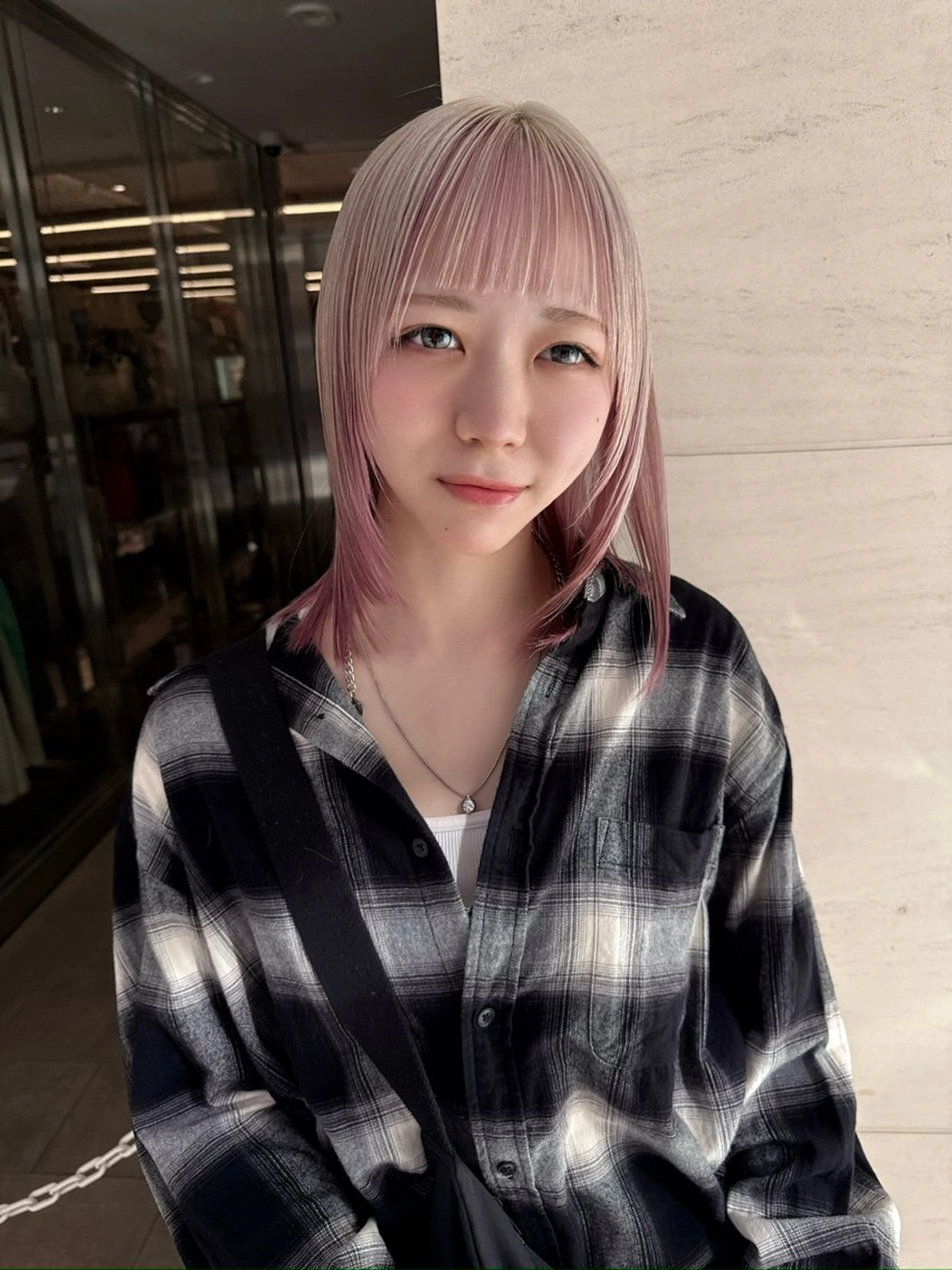 ミディアム カラー ハイトーン/ ブリーチ/縮毛矯正のヘアスタイル