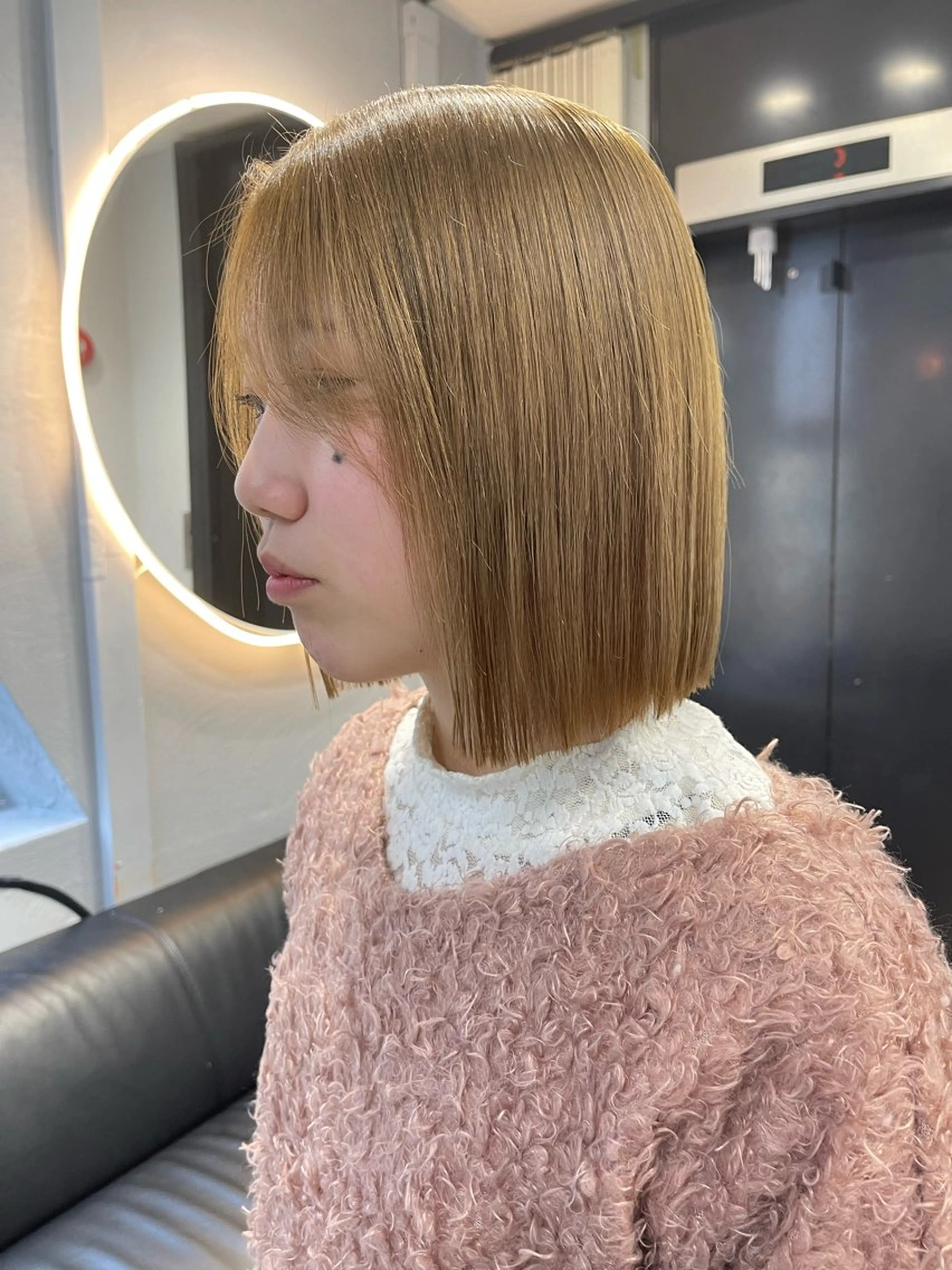 ショート カラー ブリーチ ケアブリーチ デザインカラー ダブルカラー イヤリングカラー カット TATSUブリーチ/ ミルクティーベージュのヘアスタイル