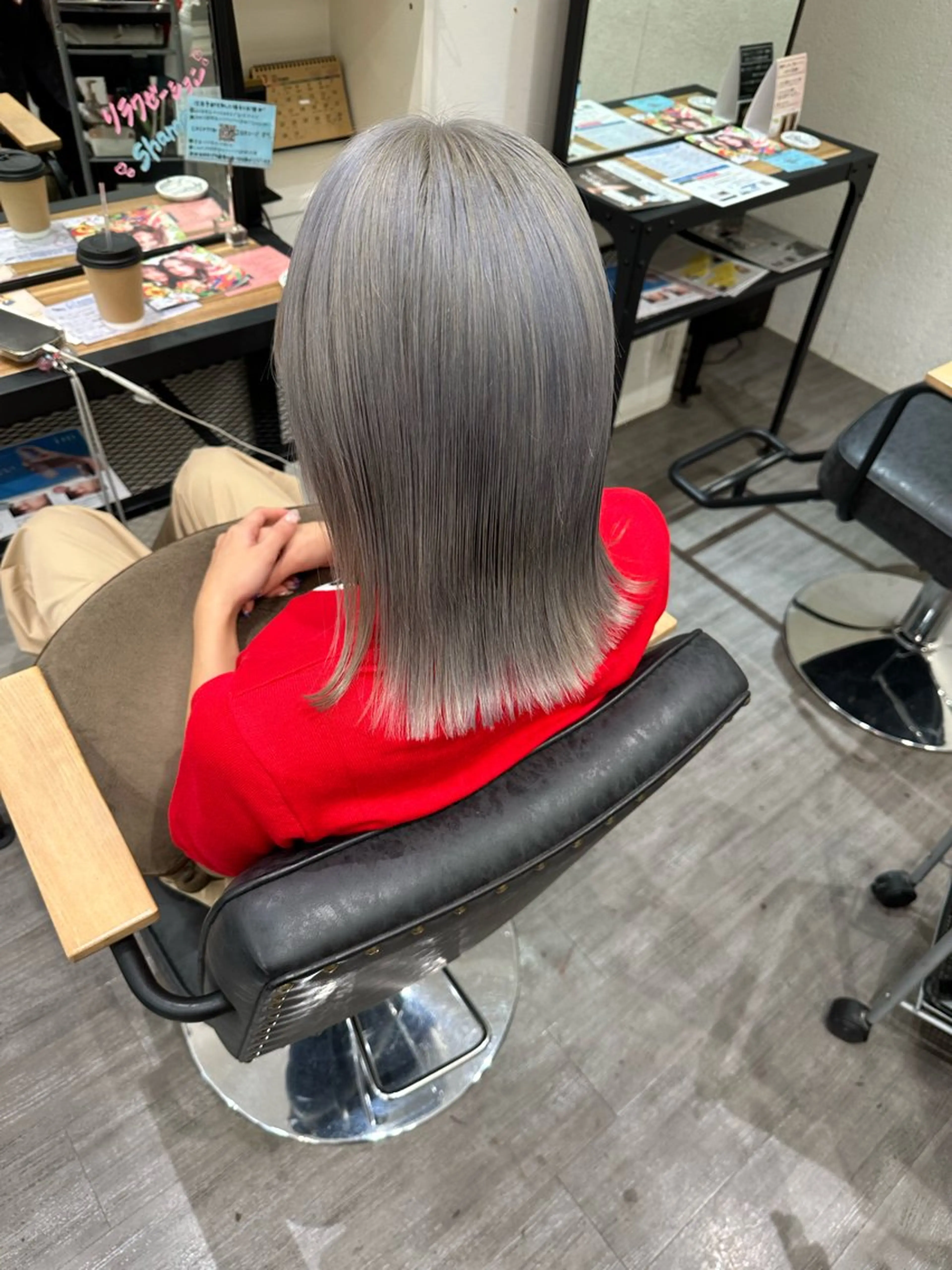 ミディアム カラー ブリーチ シルバー ホワイトシルバー 艶髪レイヤー上田 紗也🇰🇷💗のヘアスタイル