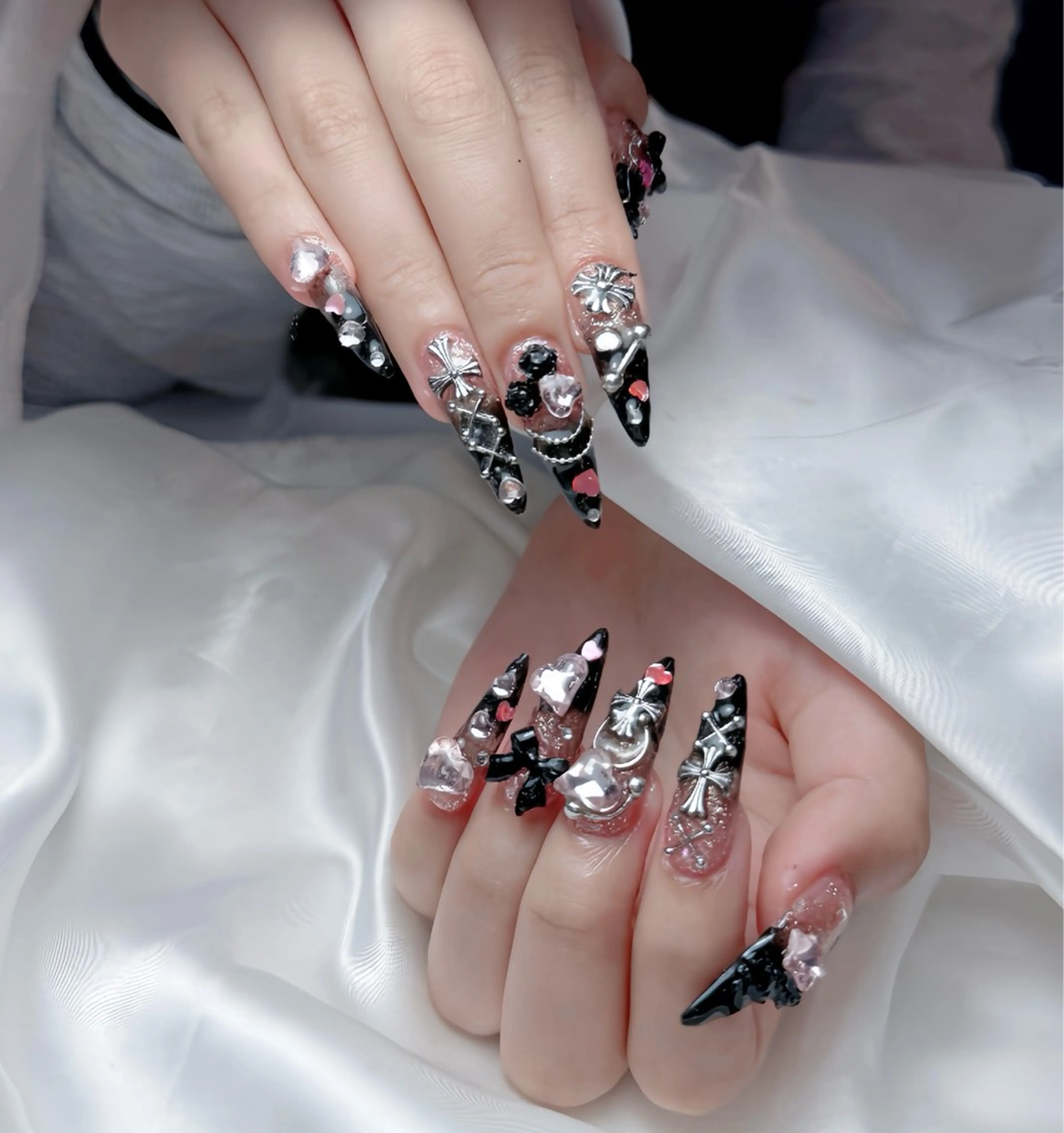 ネイル オーロラネイル チークネイル 桜ネイル クリアネイル ドット ハンドネイル Rin Nail 新大久保店のネイルデザイン