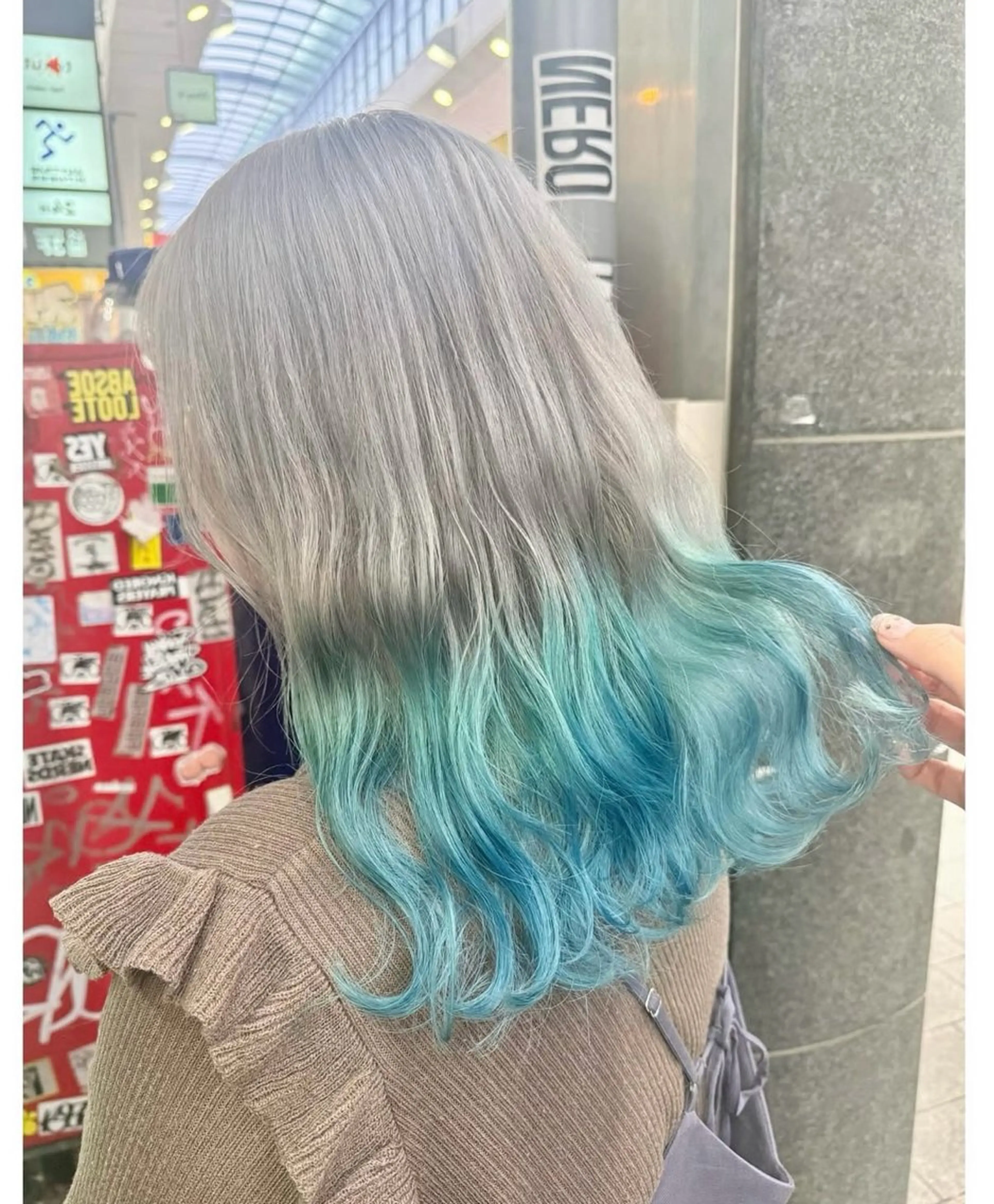 ミディアム カラー アッシュ アッシュグレー ブリーチ ヘアカラー TSUNO🦖 派手髪/オタク美容師のヘアスタイル