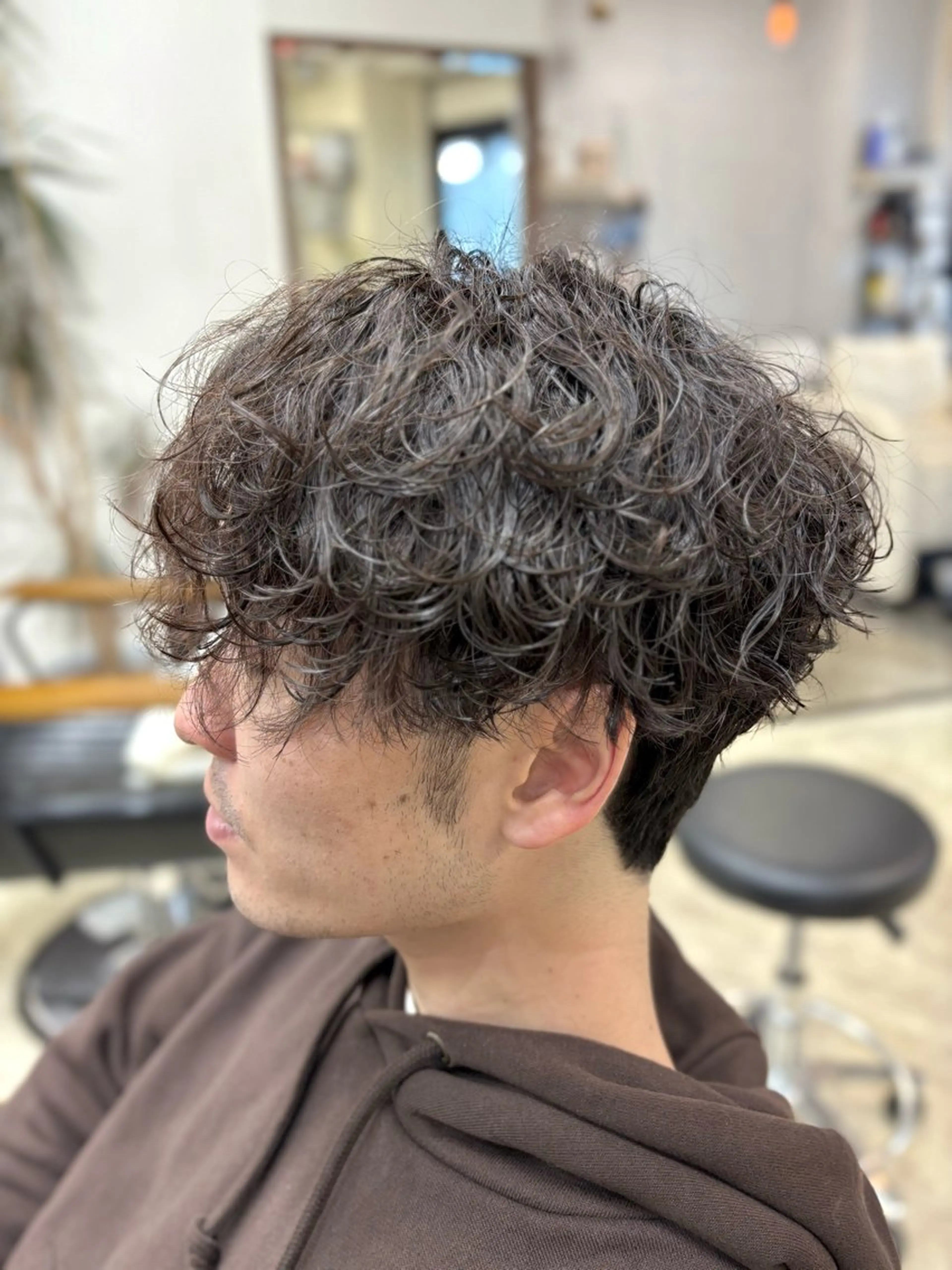ショート パーマ カット パーマ 白髪ボカシカラー /骨格に合わせカットのヘアスタイル