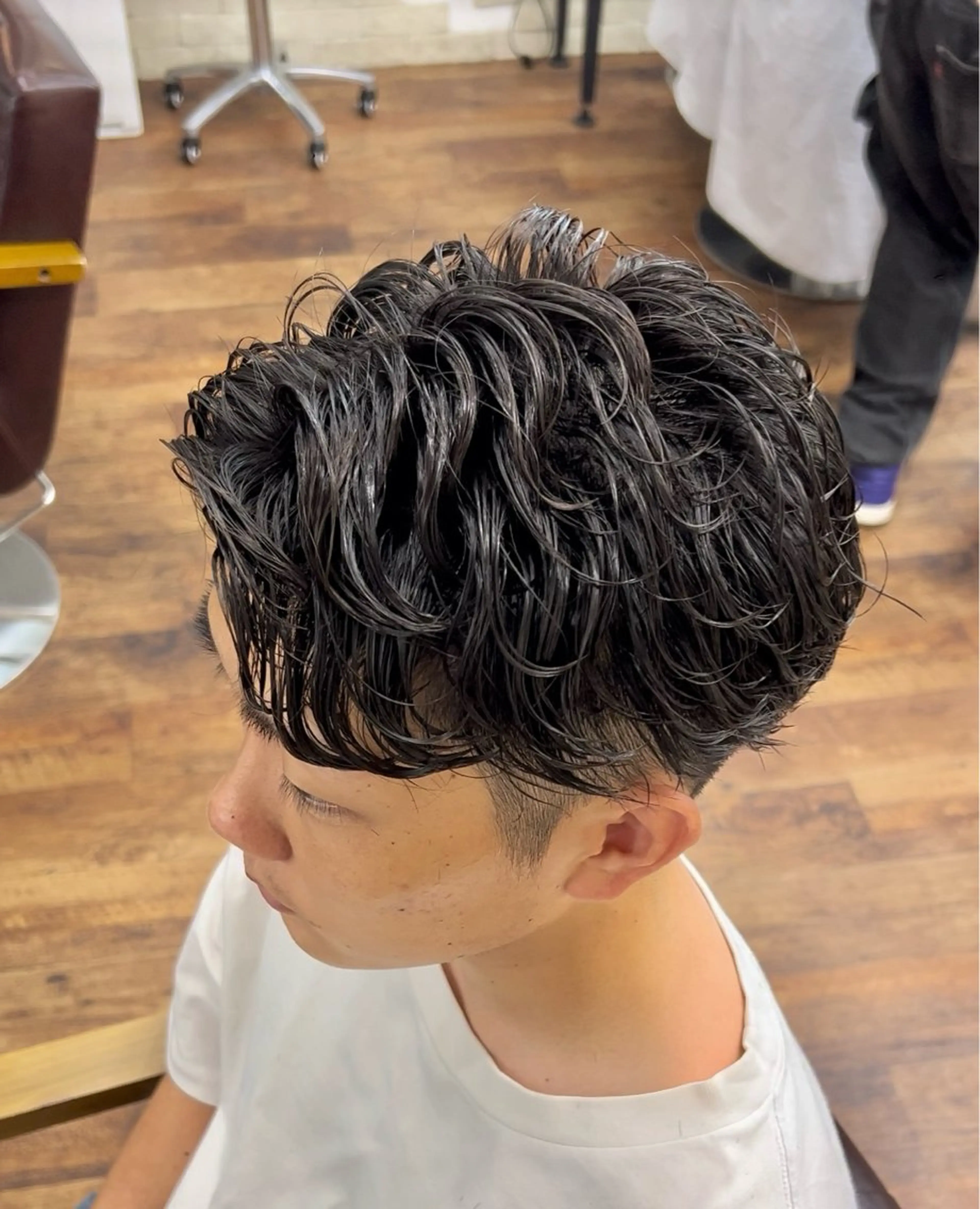 ミディアム メンズ ミディアムパーマ センターパート メンズパーマ Rikito .のヘアスタイル