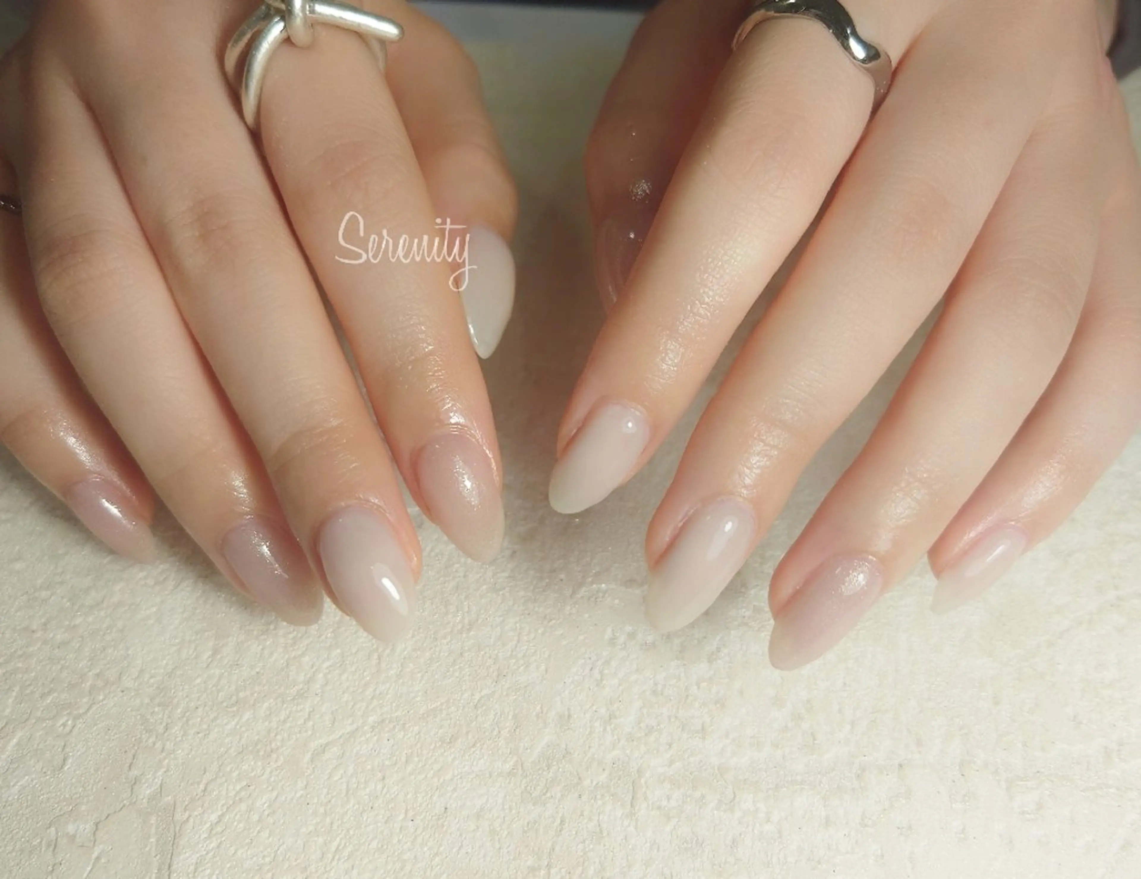 ネイル ゴールド ラメ(グリッター) ワンカラーネイル ホワイト nail  serenityのネイルデザイン