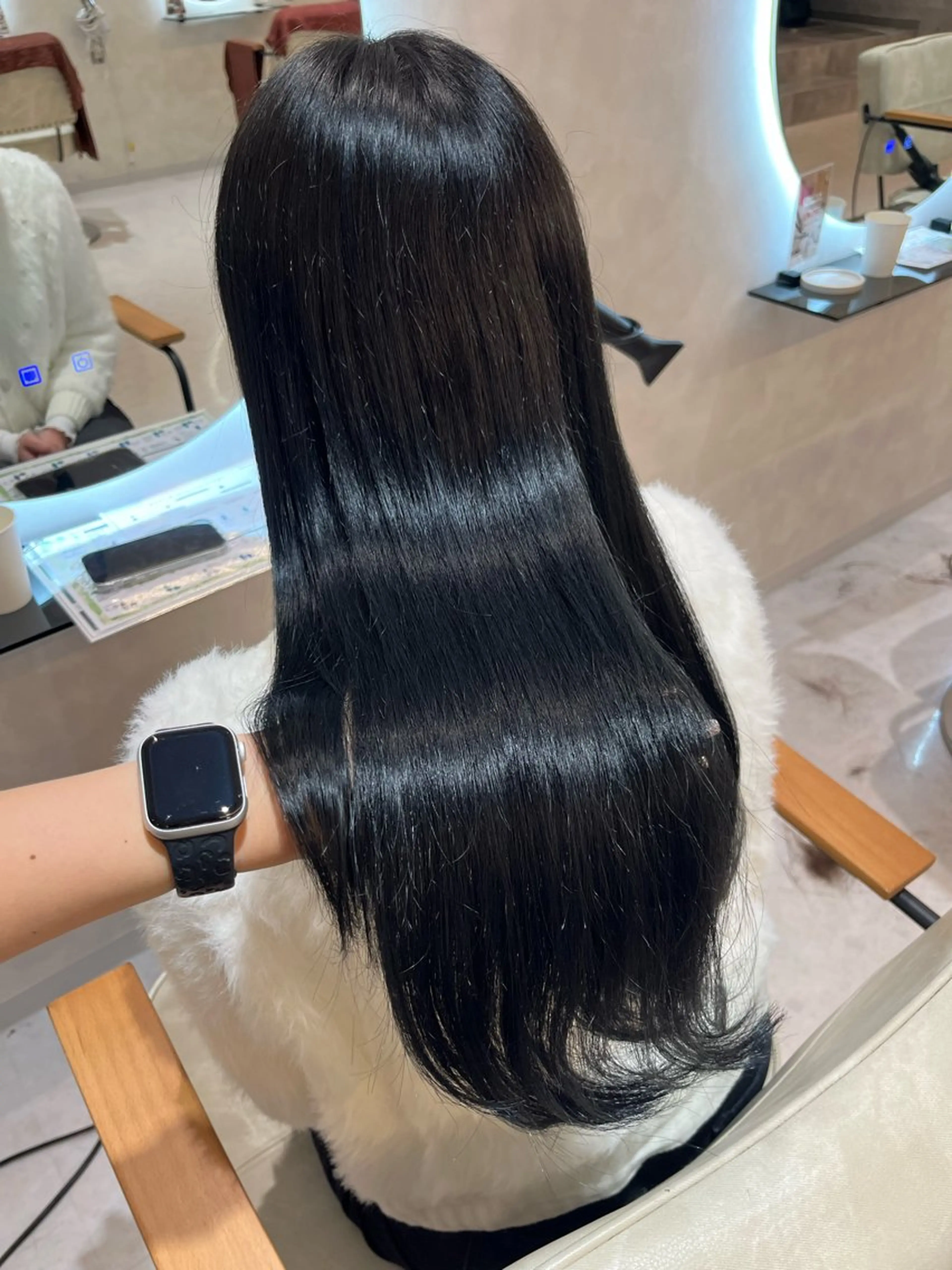 ロング カラー ロングレイヤー 黒髪 ブリーチ ブルーカラー ブルーブラック カット ヘアカラー トリートメント ブリーチなしベージュ レイヤーカットはるかのヘアスタイル