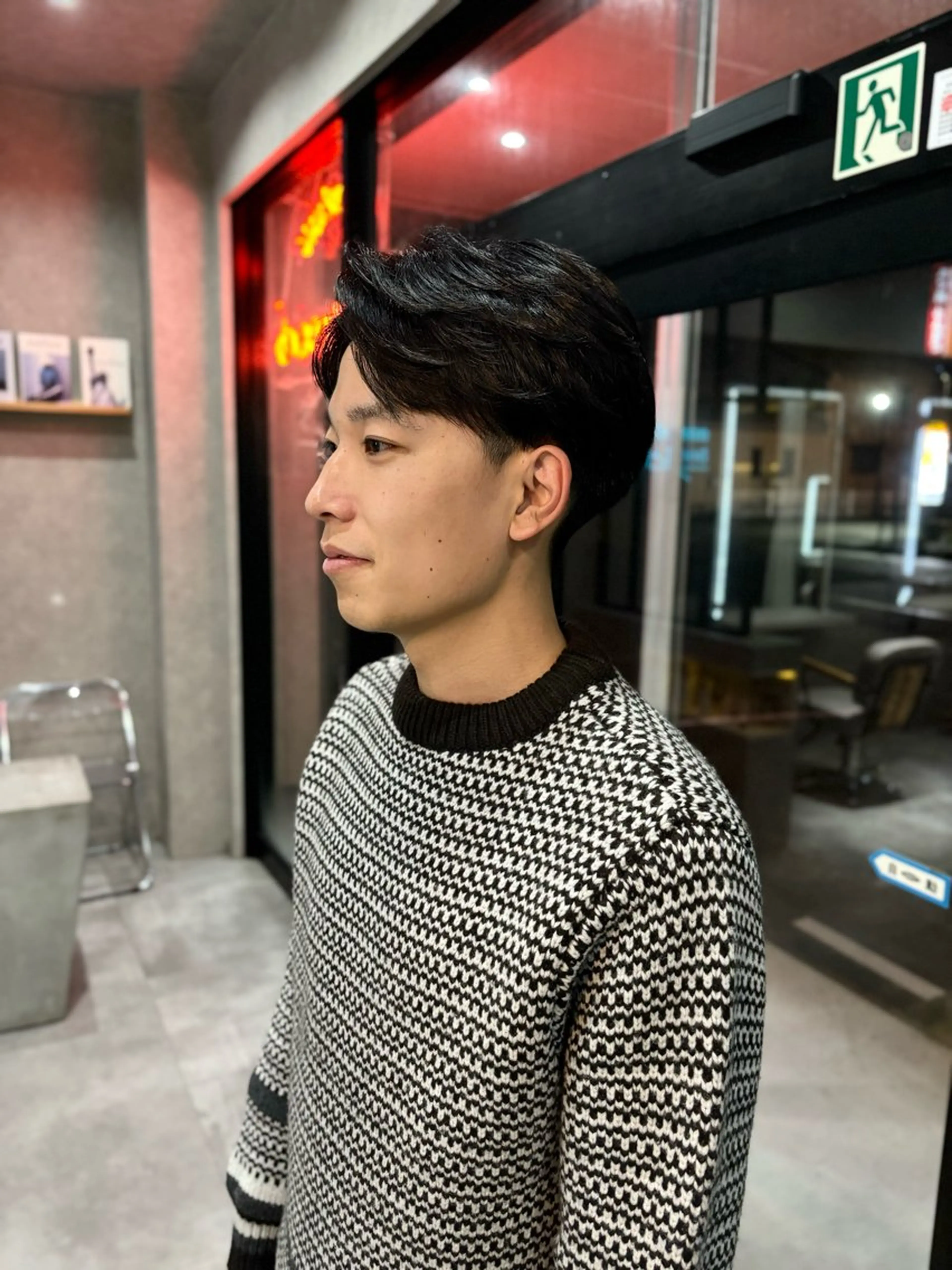 ショート パーマ メンズ センターパート フェザーパーマ メンズハイライト メンズハイトーン マッシュウルフ カット 長谷川 湧のヘアスタイル