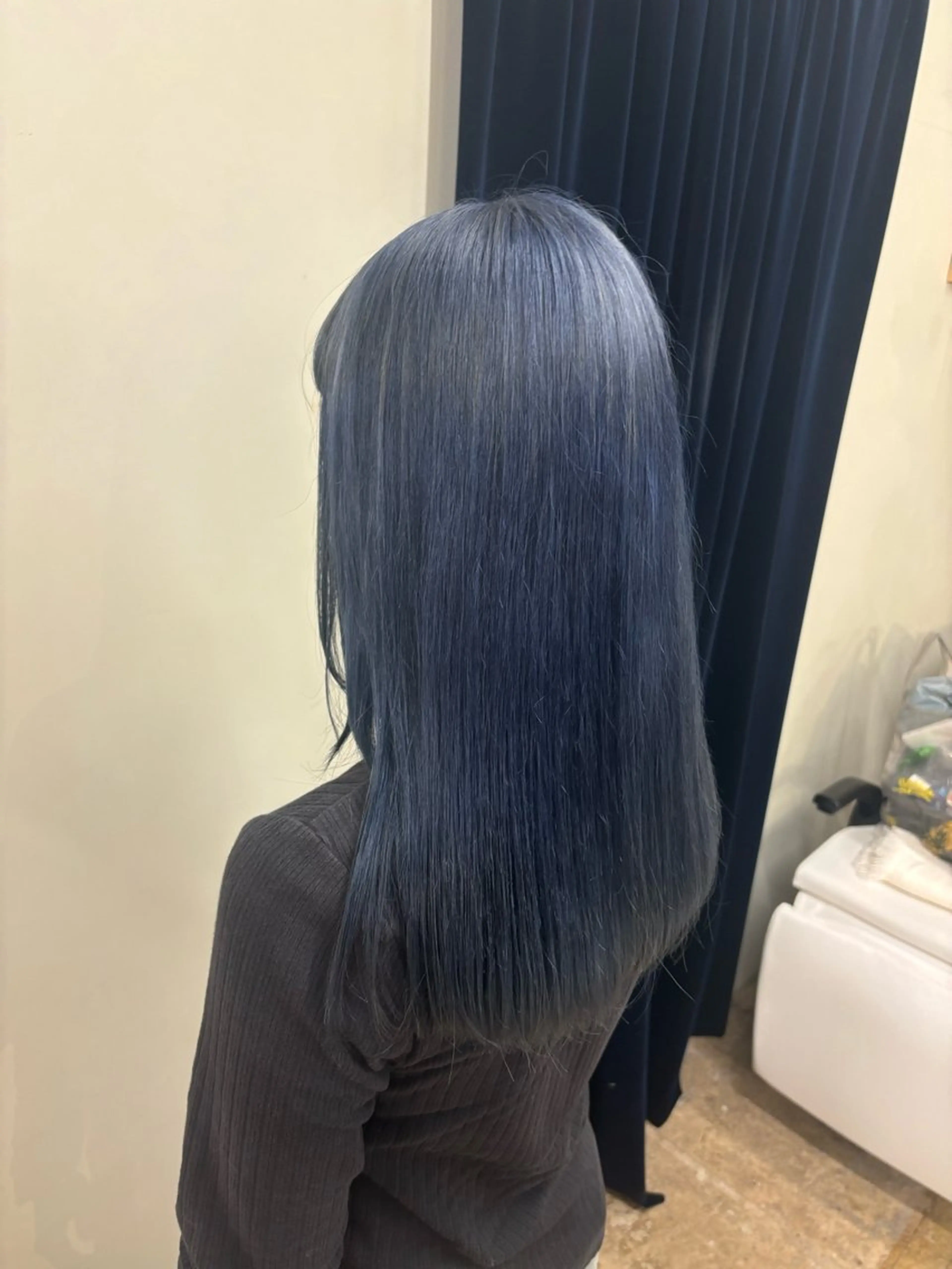 ロング カラー ブリーチ ブルーカラー クニイ ルイのヘアスタイル