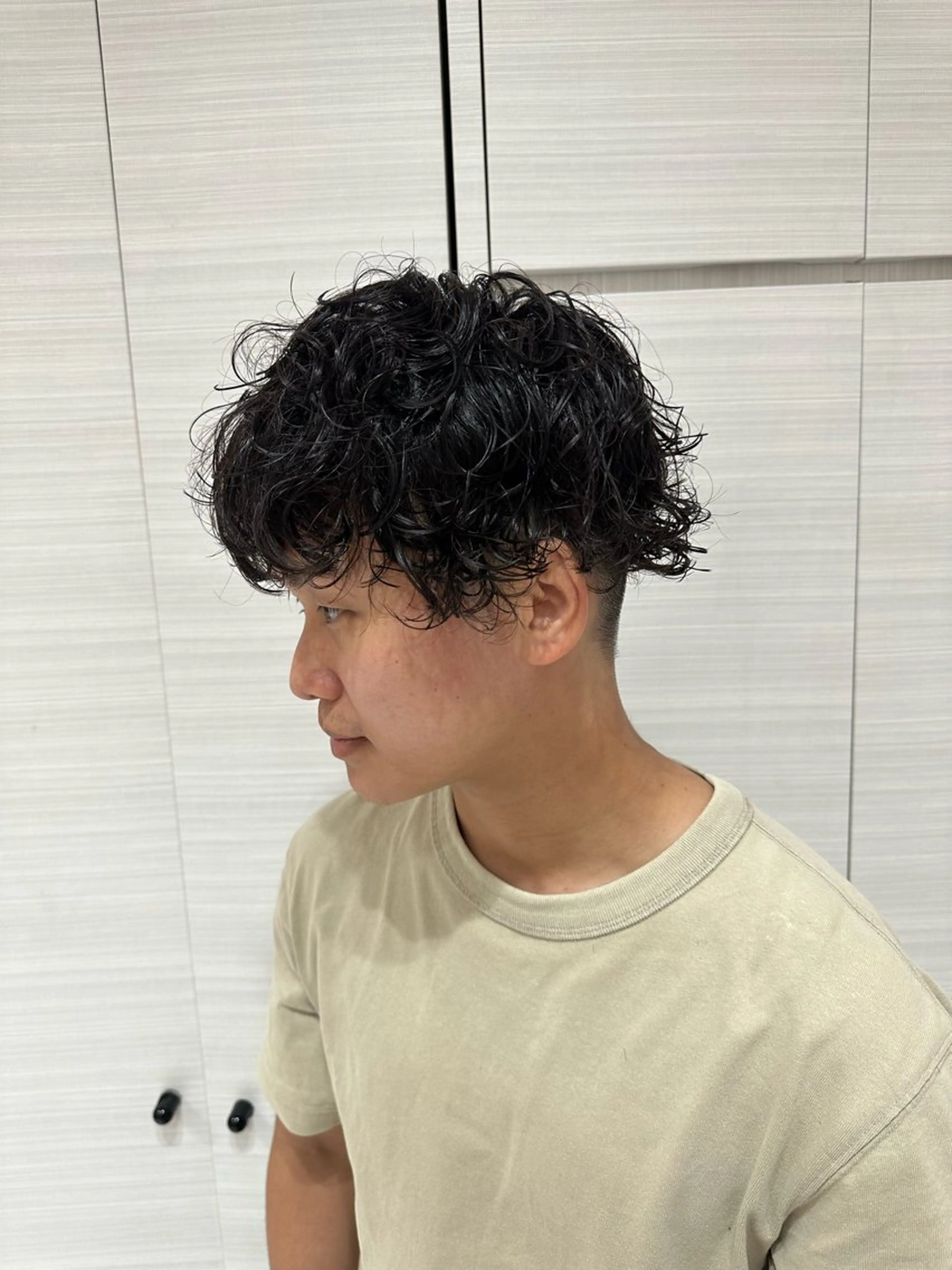 ミディアム パーマ メンズ ミディアムパーマ メンズブリーチ ダウンパーマ メンズハイライト メンズインナーカラー パーマ 中嶋 紘夢のヘアスタイル