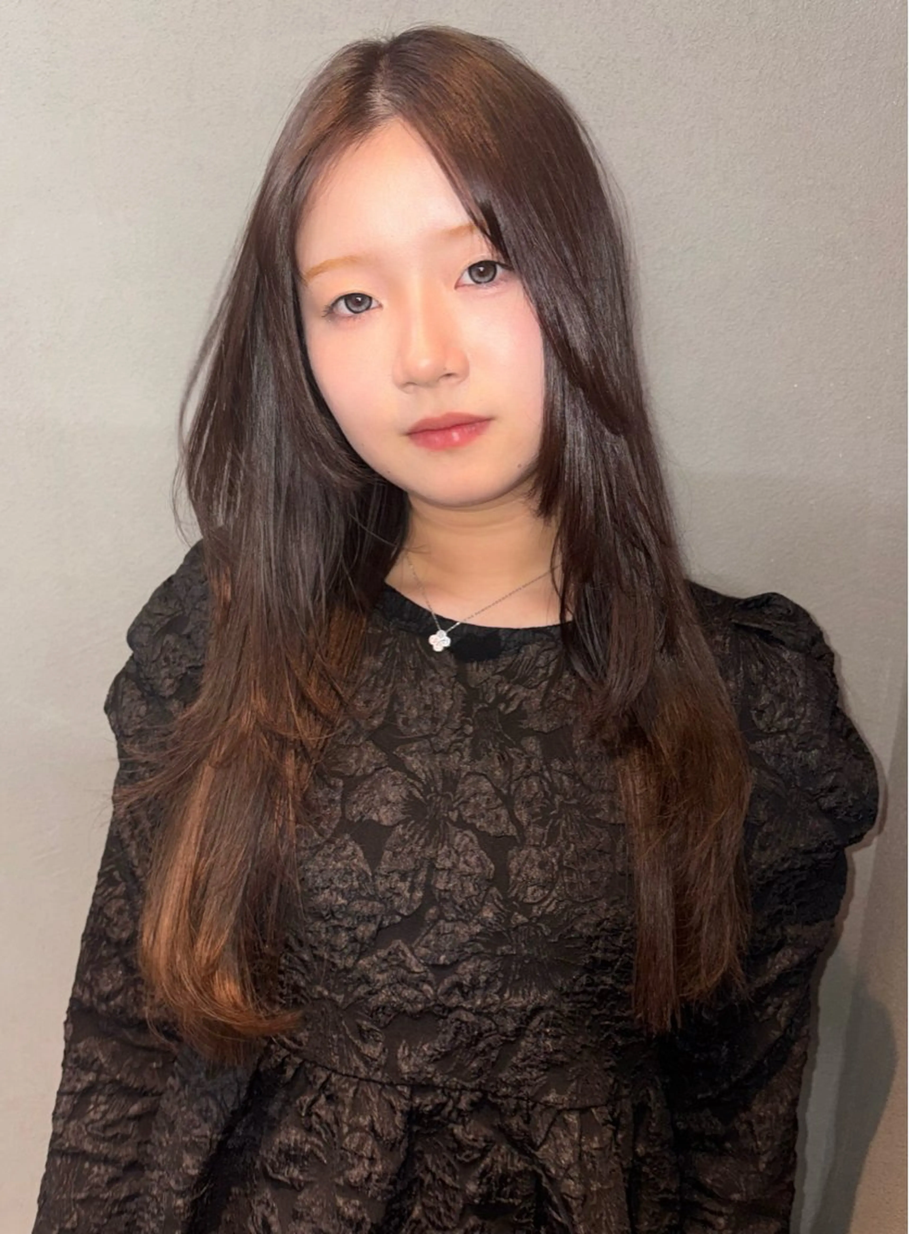 ロング カラー ブリーチ 透明感カラー ダブルカラー レイヤーカット 淀 小南津のヘアスタイル