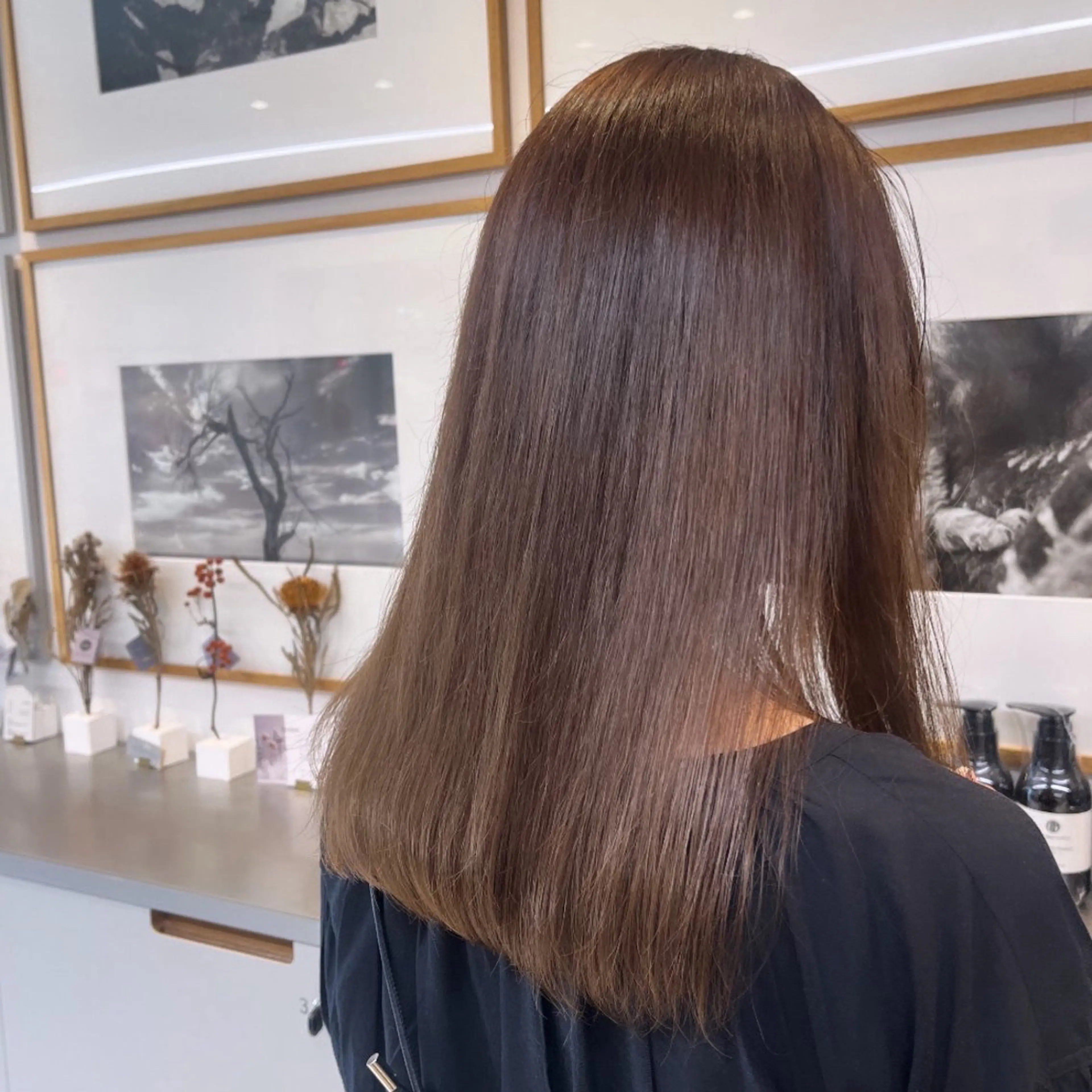 セミロング カラー アッシュ ベージュカラー ブリーチ ブラウンカラー ブラウンベージュ ヘアカラー トリートメント ヘッドスパ ヘアセット カジュアルを女っぽく 𝗮𝘆𝗮𝗰𝗼のヘアスタイル