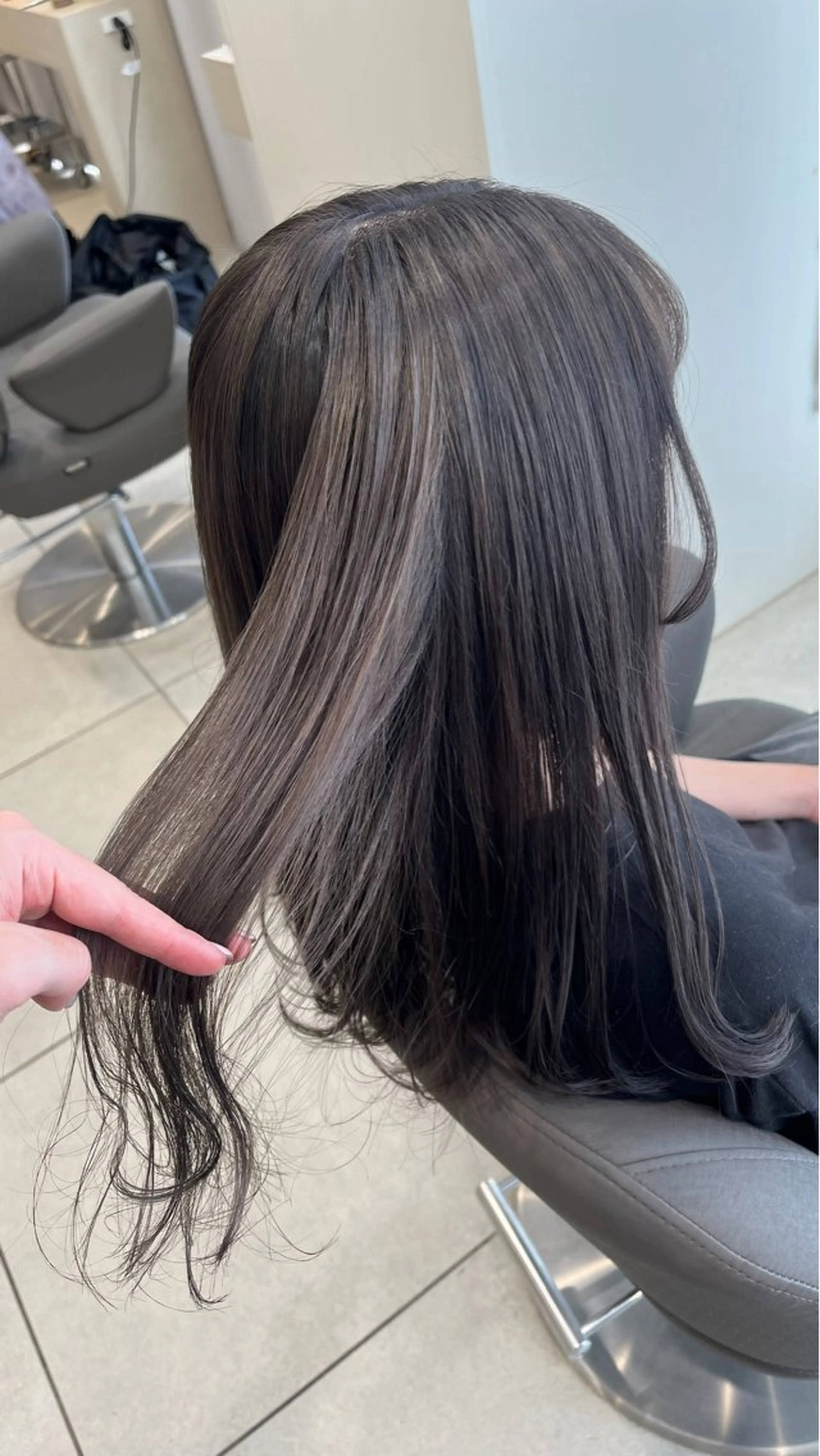 ロング カラー グレージュ ふかや まりかのヘアスタイル