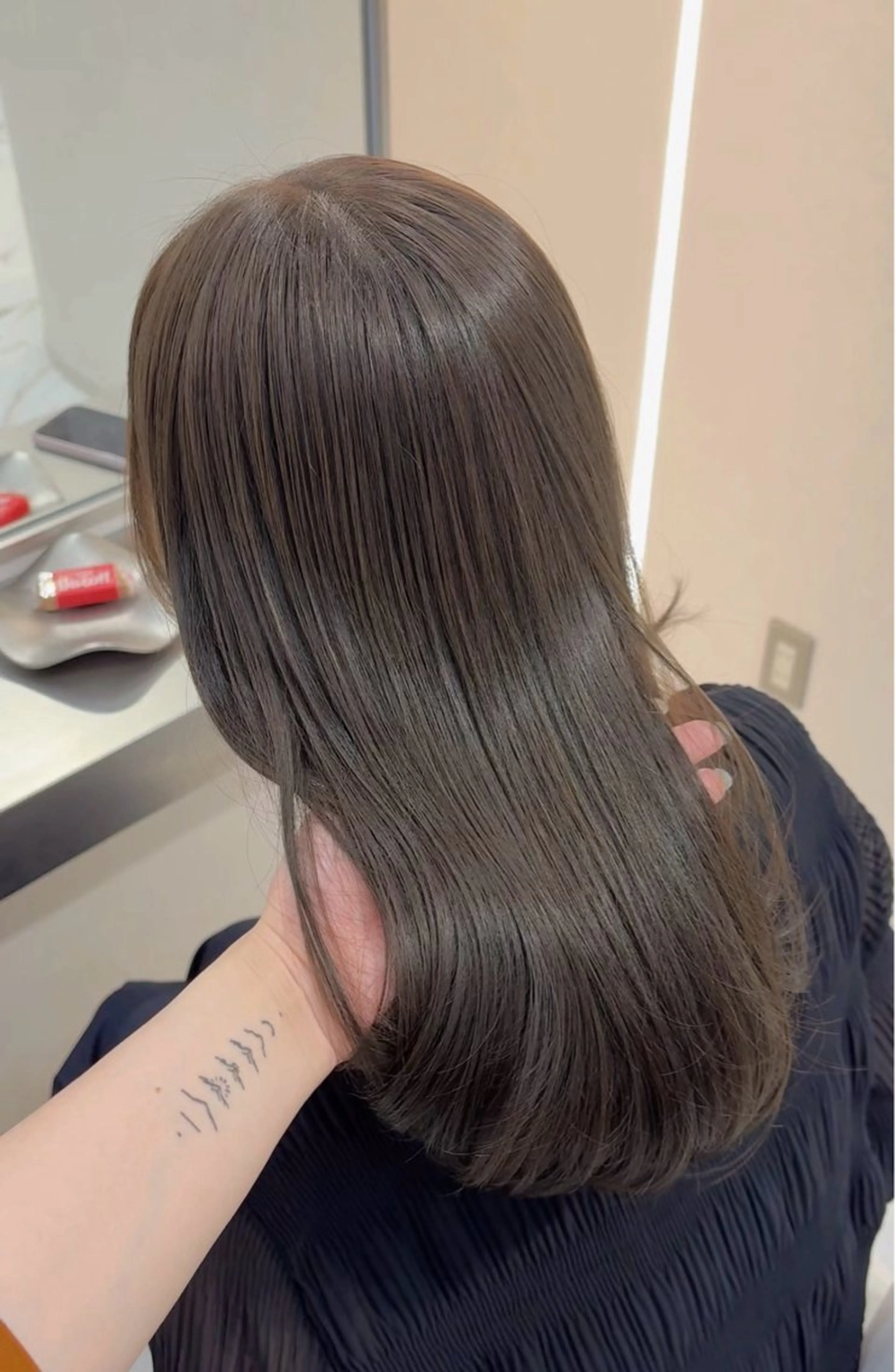 ミディアム カラー パーマ ベージュカラー ブリーチ 透明感カラー ダブルカラー グレージュ カット ヘアカラー トリートメント TOMO/ブリーチ 無しオリーブのヘアスタイル
