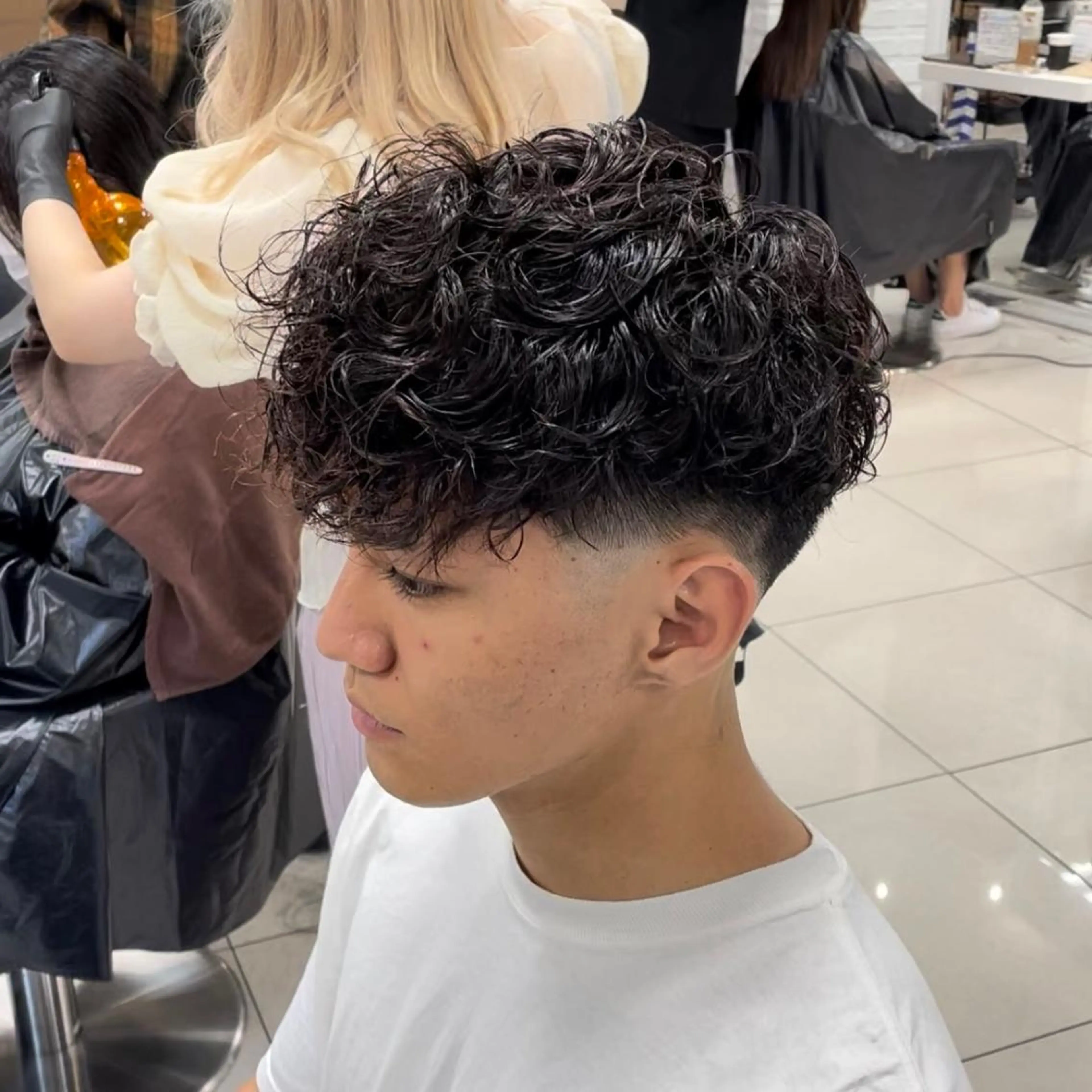 ショート パーマ メンズ フェードカット スペインカール カット パーマ トリートメント フェザーパーマ職人 🪶ryosukeのヘアスタイル