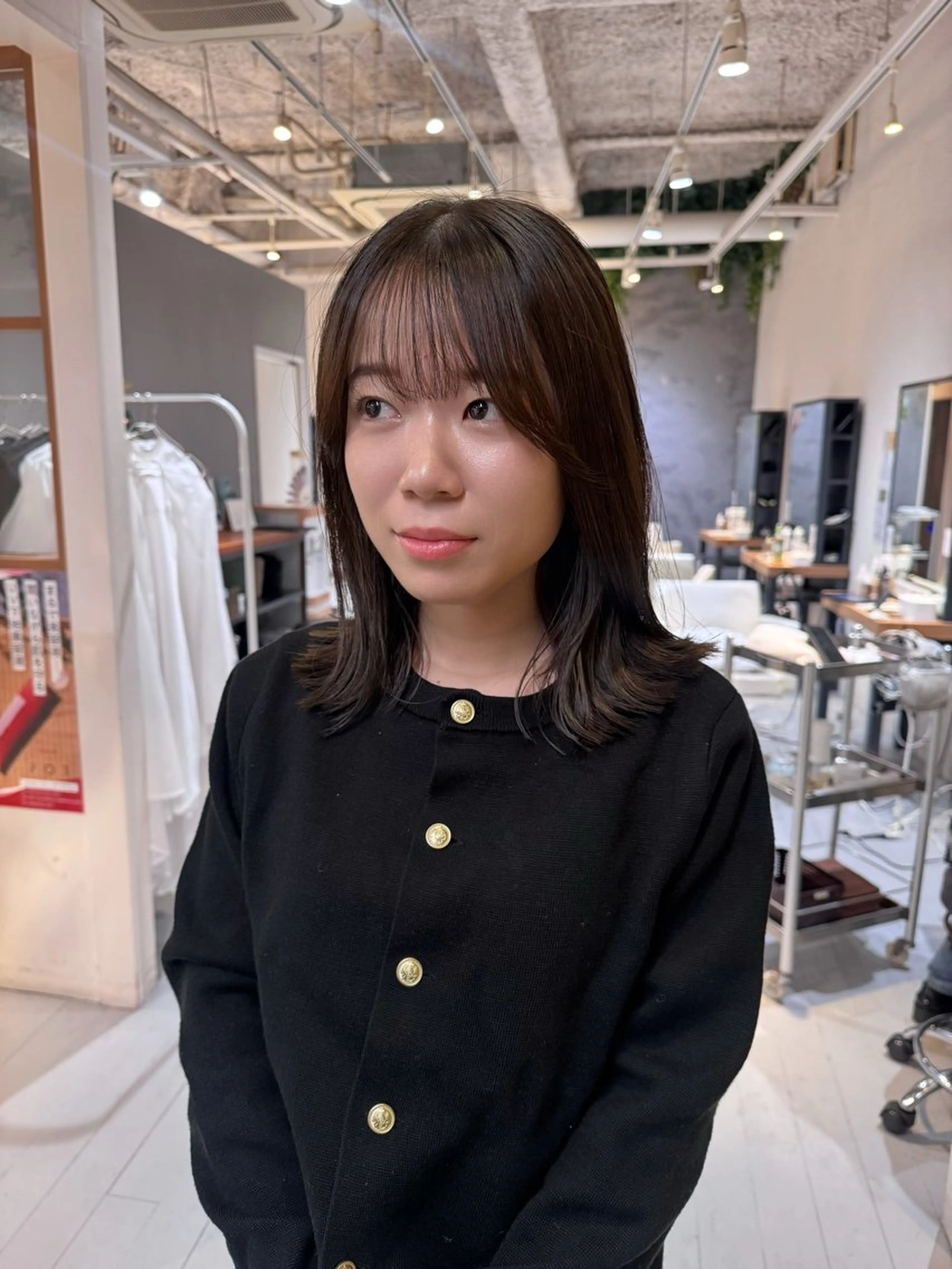 ミディアム ウラベヨシカ 似合わせカットカラーのヘアスタイル