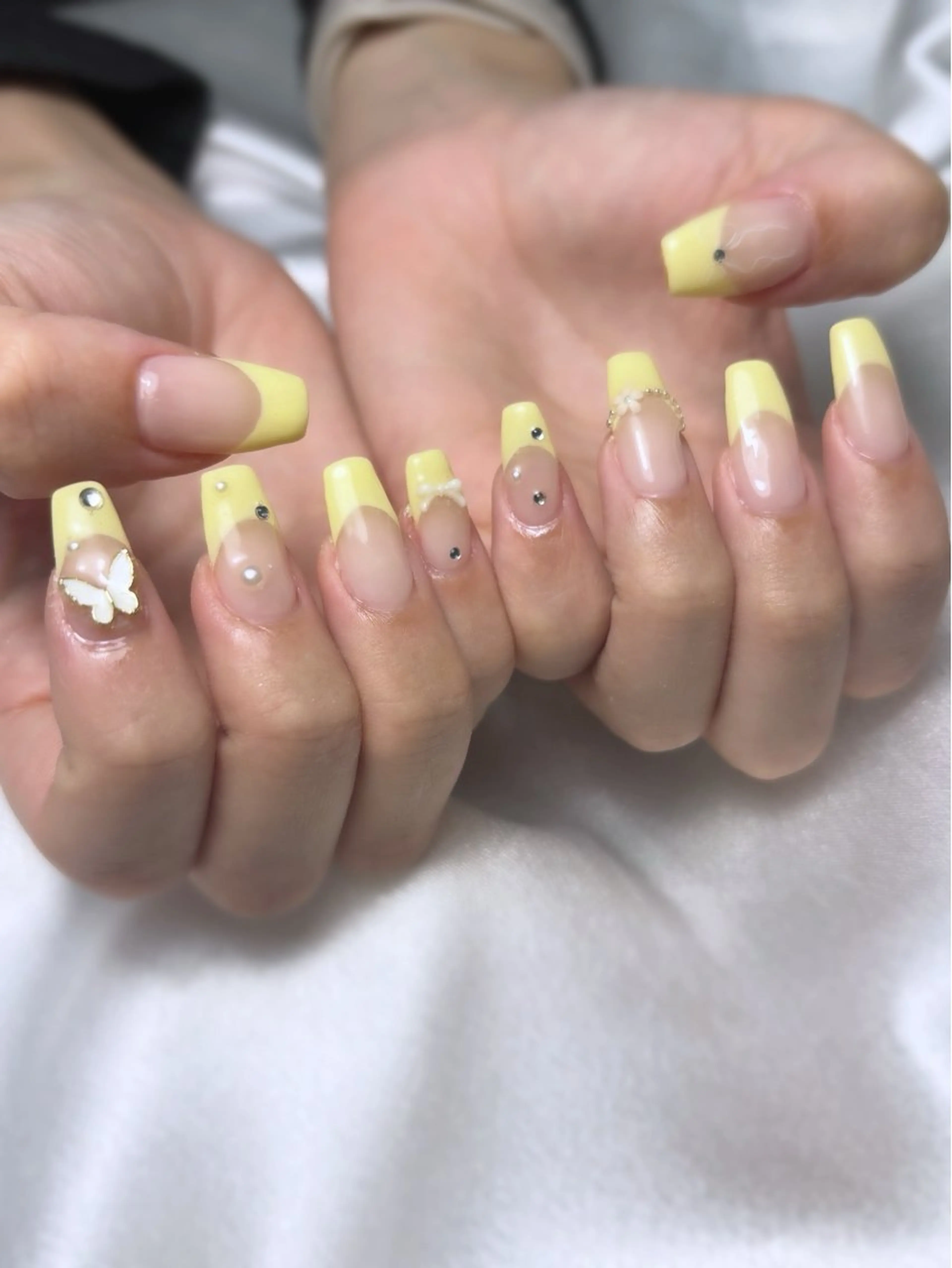 ネイル フレンチネイル 黄色 ハンドネイル nailsalon Ecliaのネイルデザイン