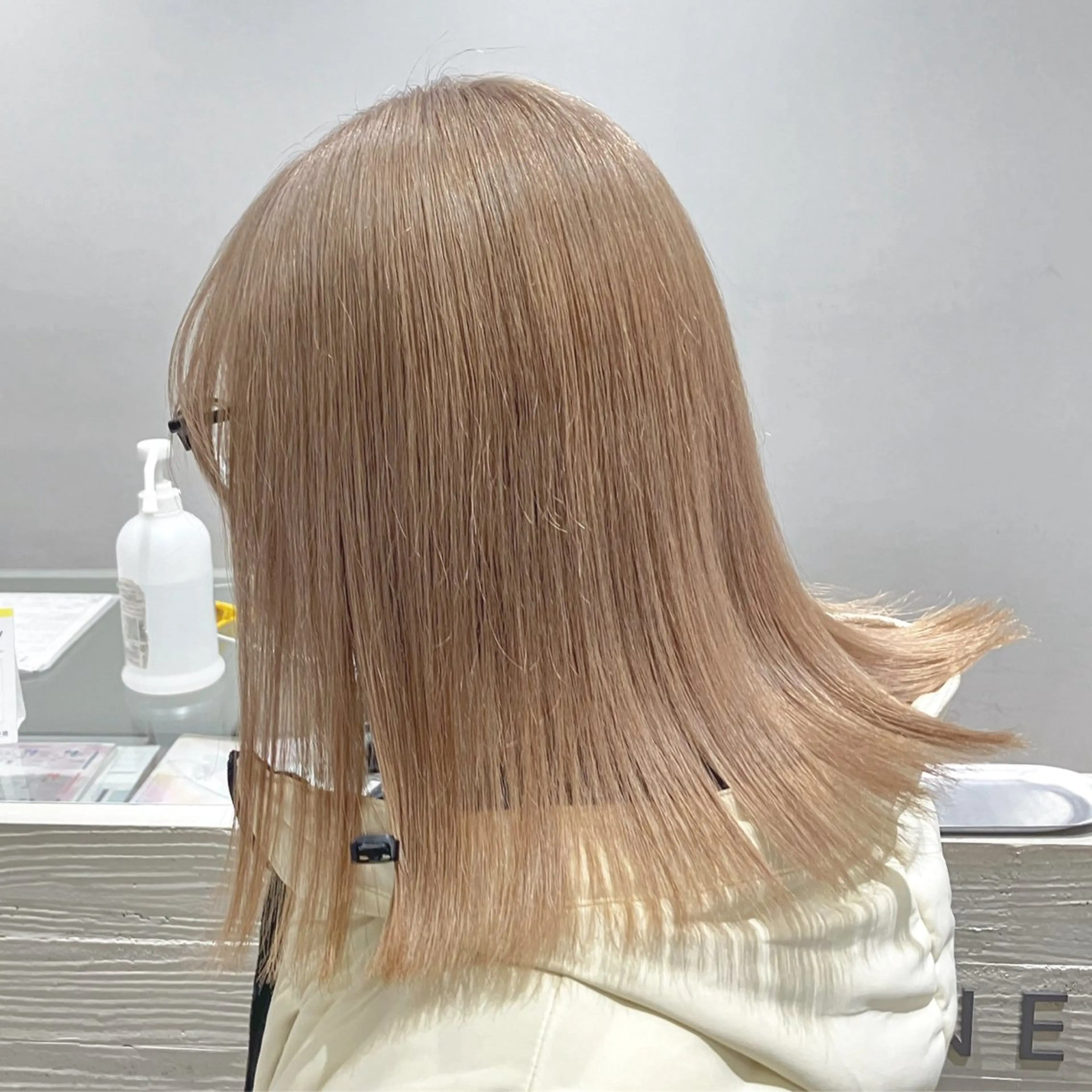 ミディアム カラー ブリーチ ブロンド ホワイトブロンド カット ヘアカラー サキ🤍ハイトーン 🩰くびれ巻きヘアのヘアスタイル