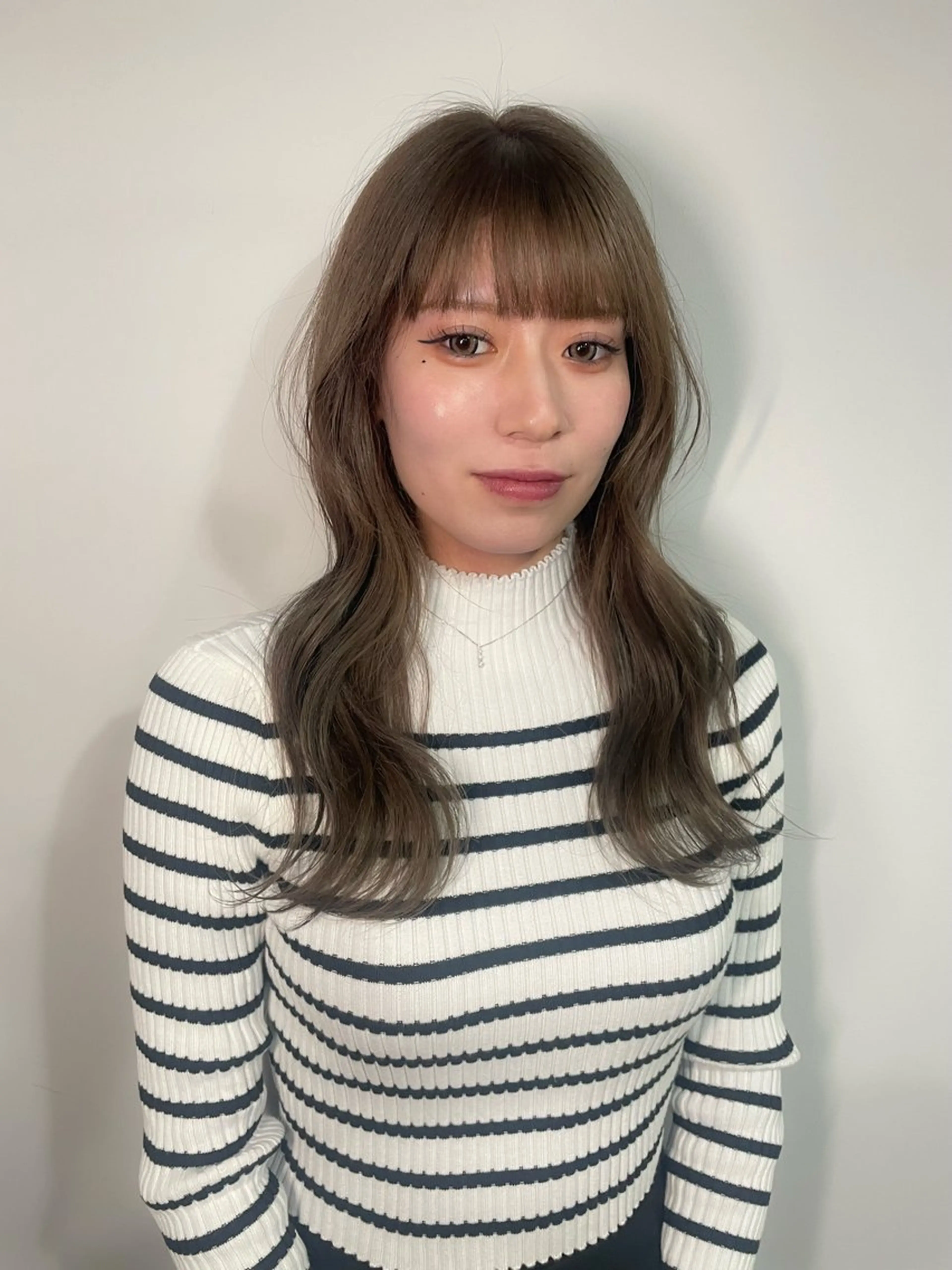 セミロング カラー グレージュ オリーブグレージュ オリーブグレー ヘアカラー トリートメント カットモデル/ ハイトーン/ゆうあのヘアスタイル