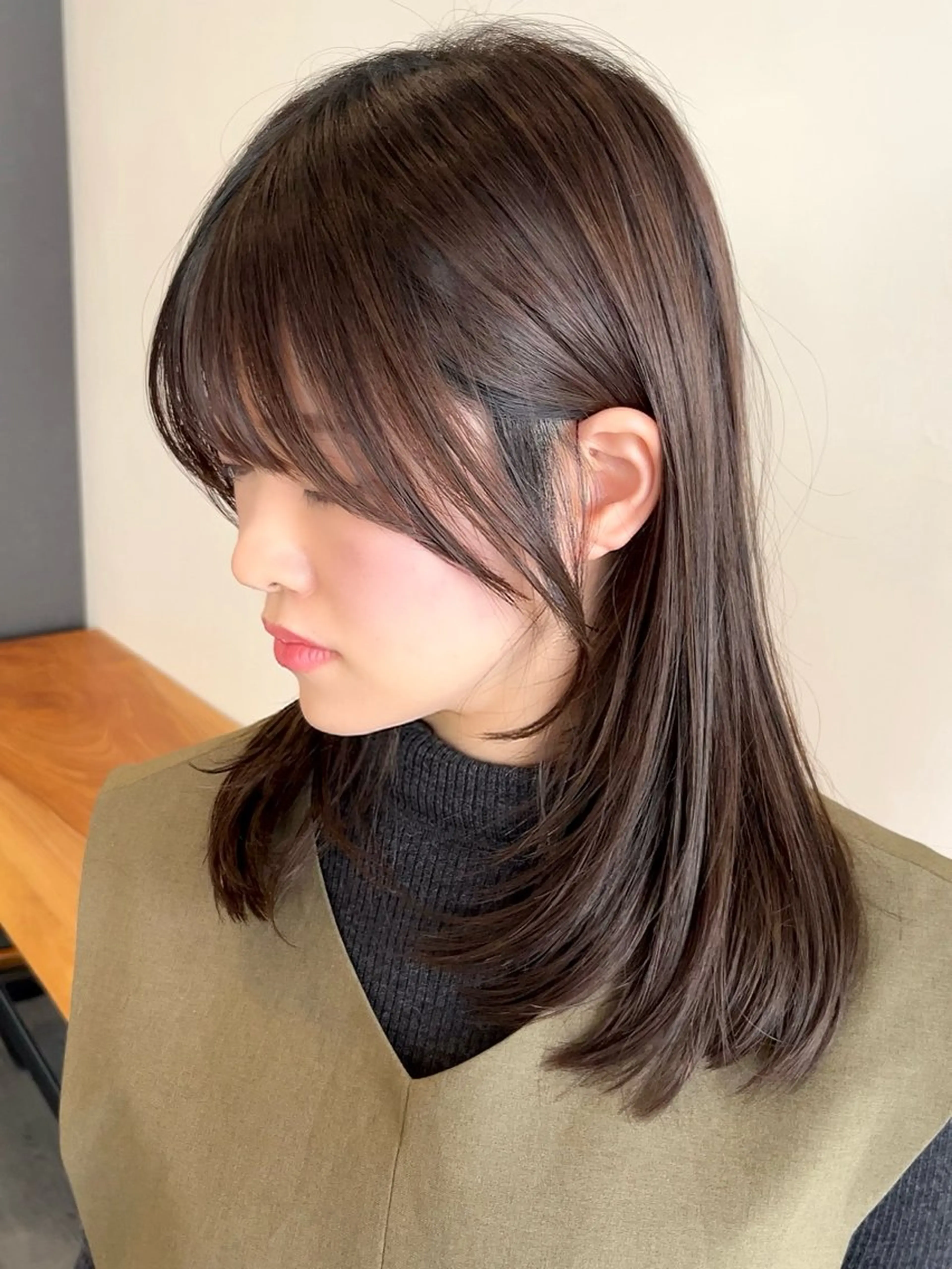 ミディアム カラー グレージュ くびれヘア 顔まわりレイヤー 韓国風ヘア レイヤーカット カット ヘアカラー VIEW EHIME 齋藤  あつきのヘアスタイル