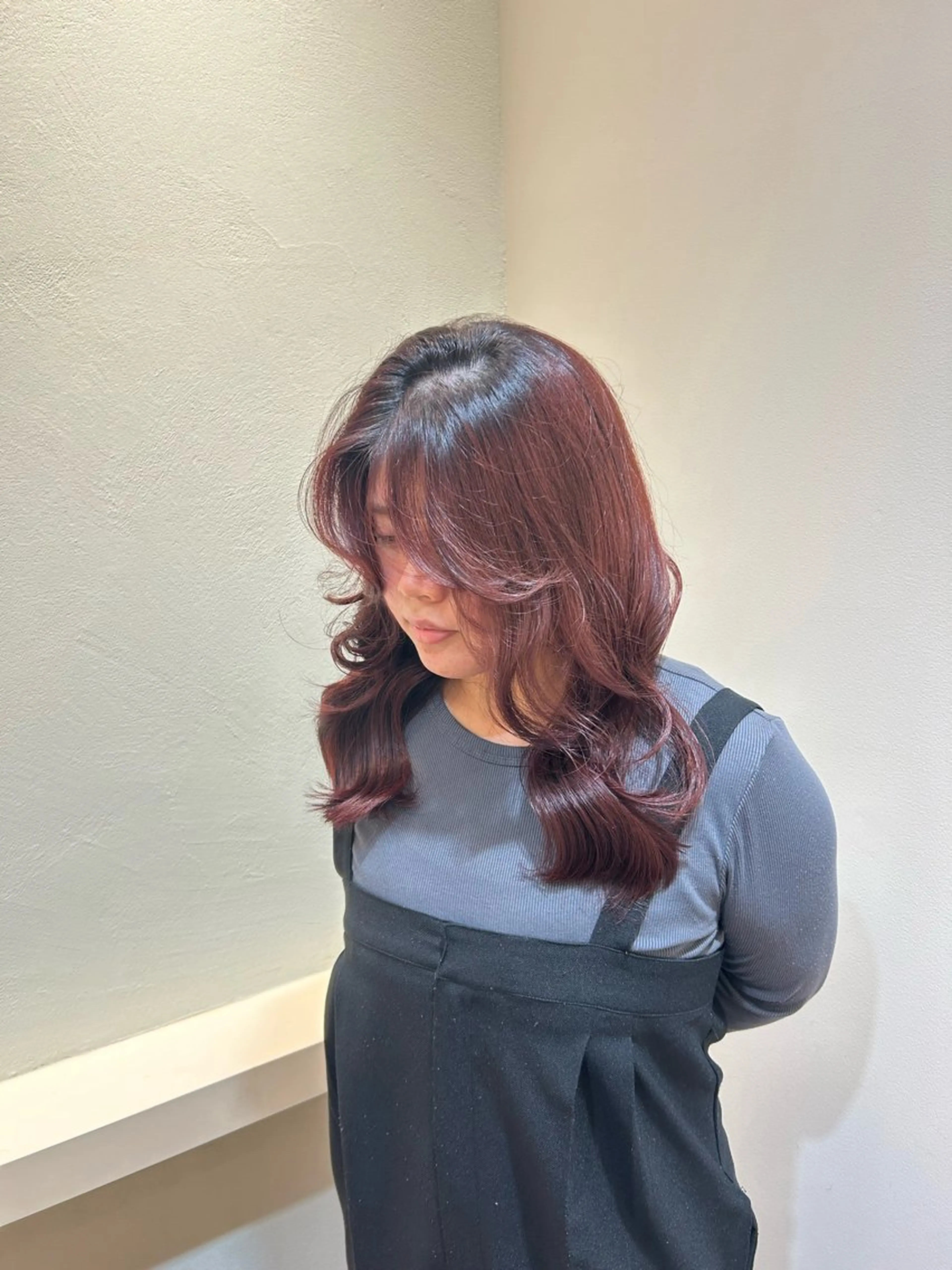 ロング レイヤーカット ワンホンレイヤー 三富 陽菜のヘアスタイル