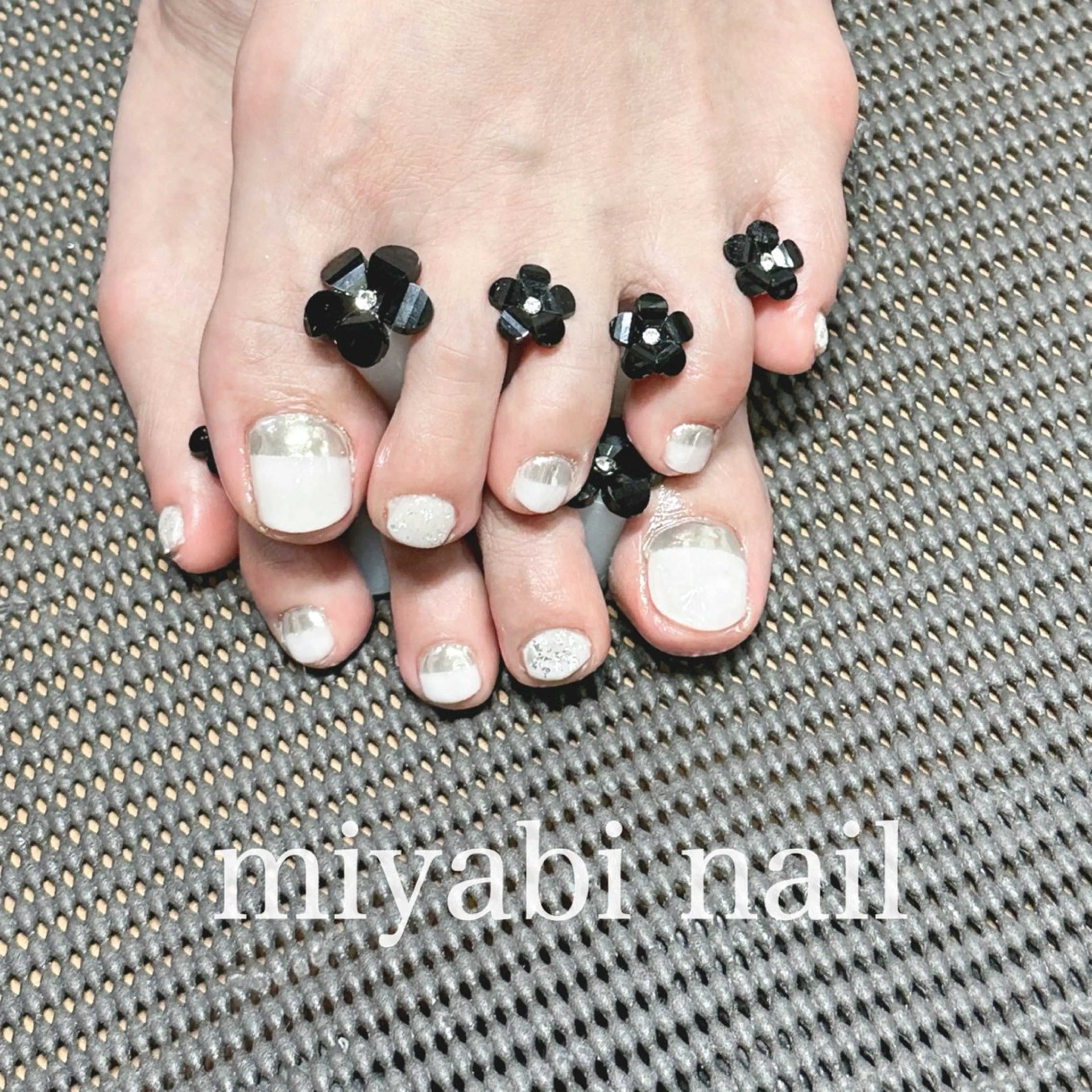 ネイル フットネイル ジェルネイル ミラーネイル シルバー ホワイト フットネイル miyabi nail 桂川駅近くのネイルデザイン