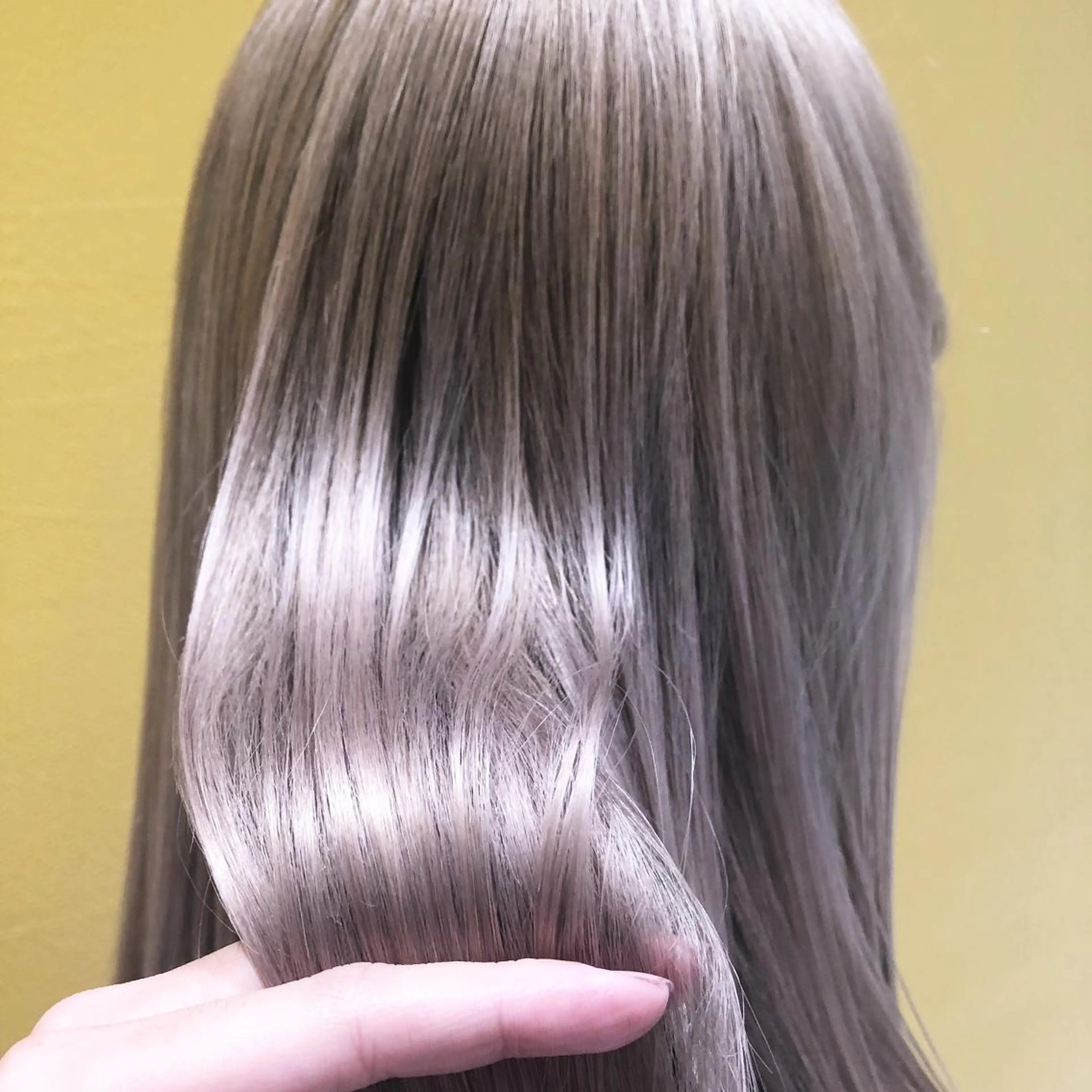 ロング カラー ブリーチ シルバー ホワイトシルバー ヘアカラー sano sayakaのヘアスタイル