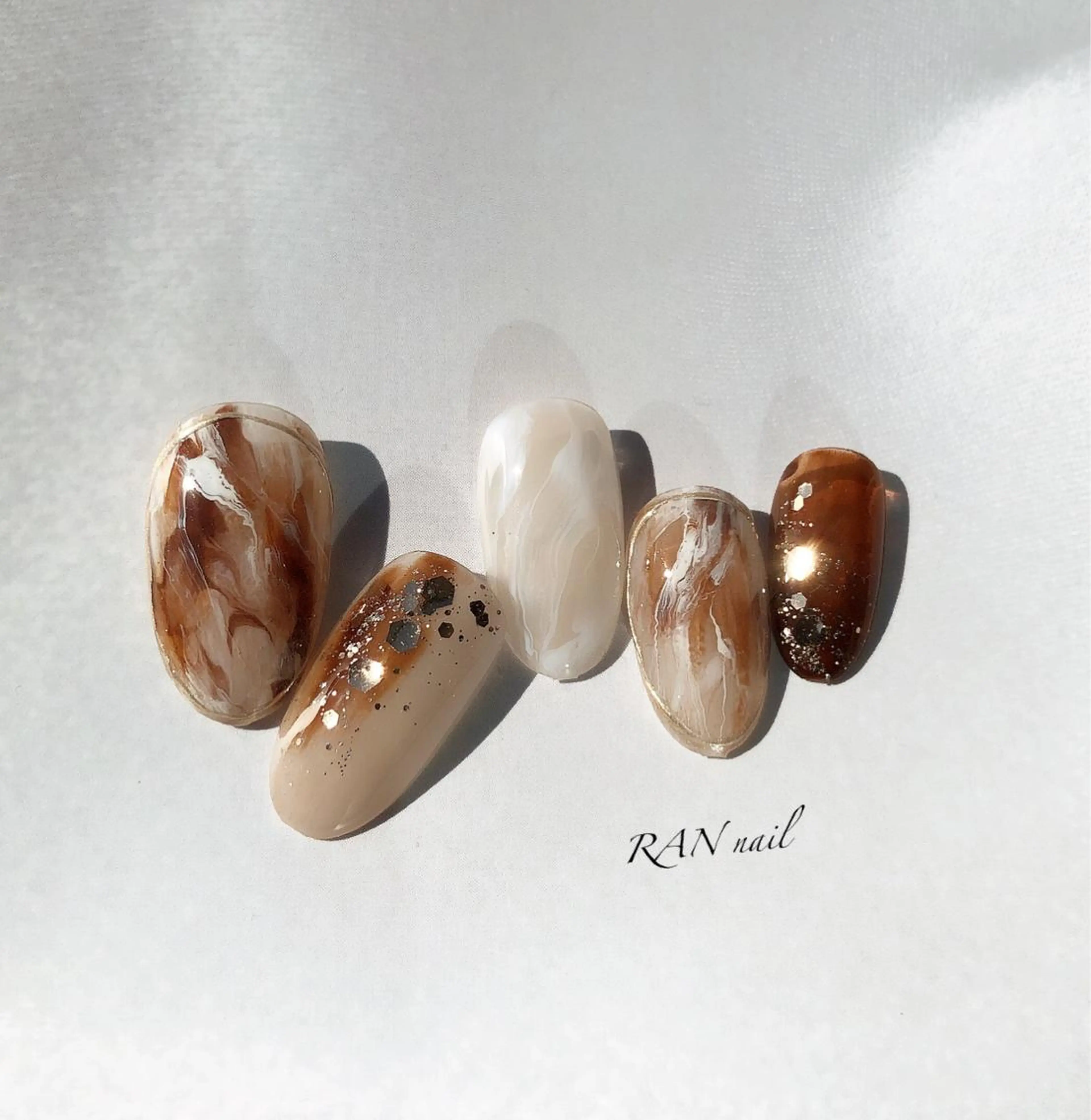 ネイル ブラウン キラキラネイル 大理石ネイル(マーブル) ニュアンスネイル オフィスネイル ハンドネイル フットネイル RAN nail 〜ランネイル〜所属・RAN nailのネイルデザイン
