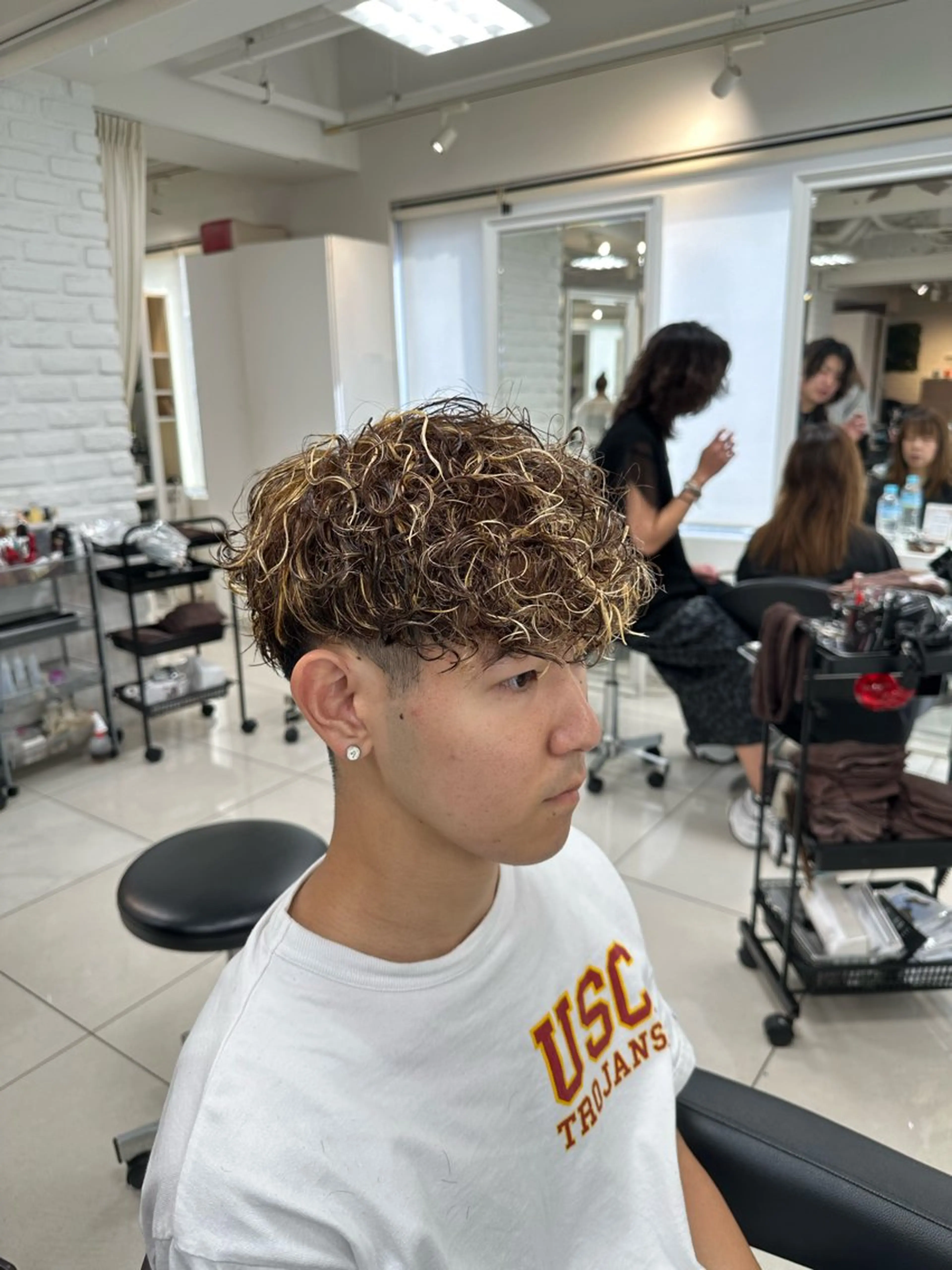 ショート カラー パーマ メンズ メンズハイライト スペインカール ブラウンカラー ハイライトカラー ハイライト カット ヘアカラー パーマ フェザーパーマ職人 🪶ryosukeのヘアスタイル