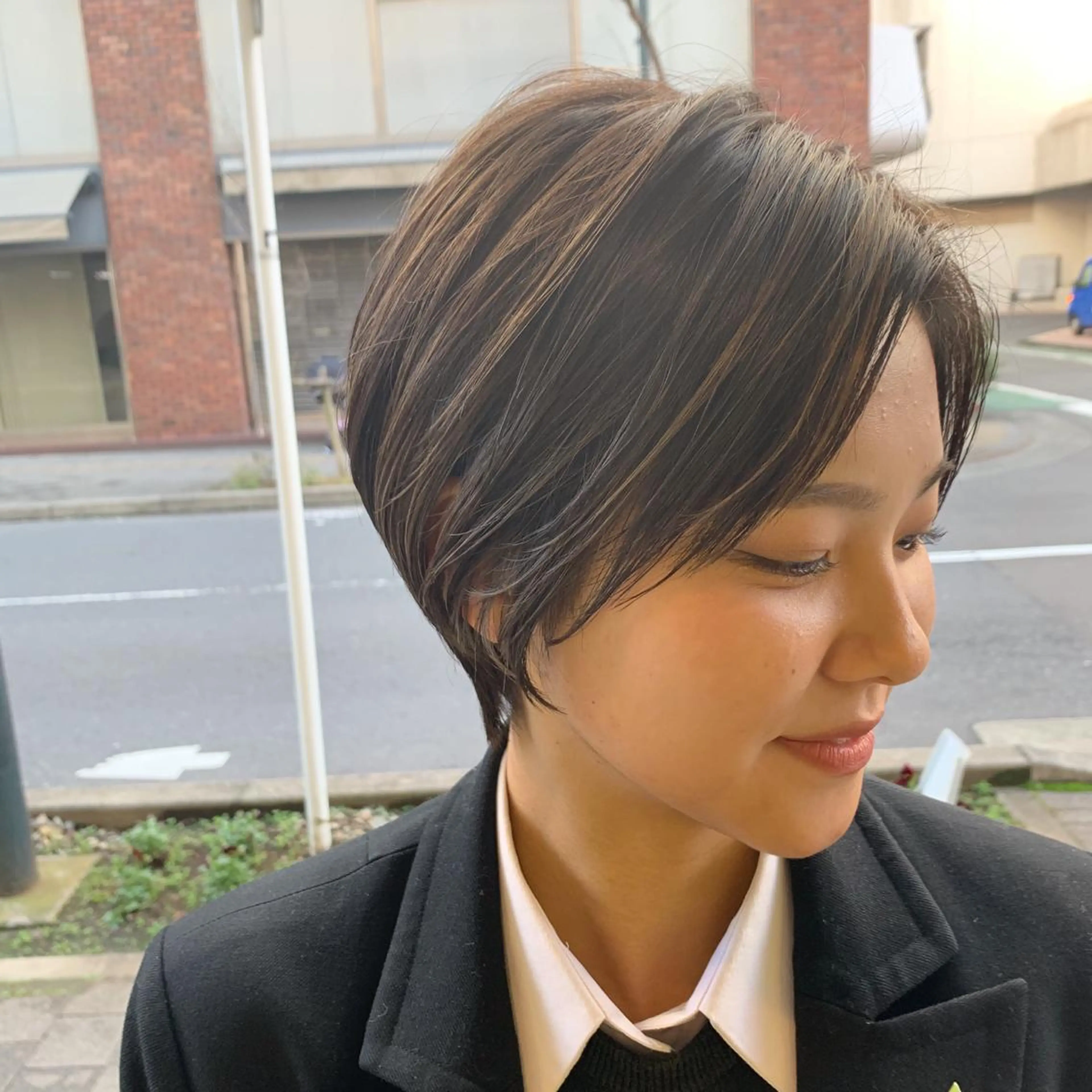 ショート カラー バレイヤージュ ハイライトカラー ハイライト レイヤーカット ショートヘア カット ヘアカラー circus by KENJE 町田店のヘアスタイル