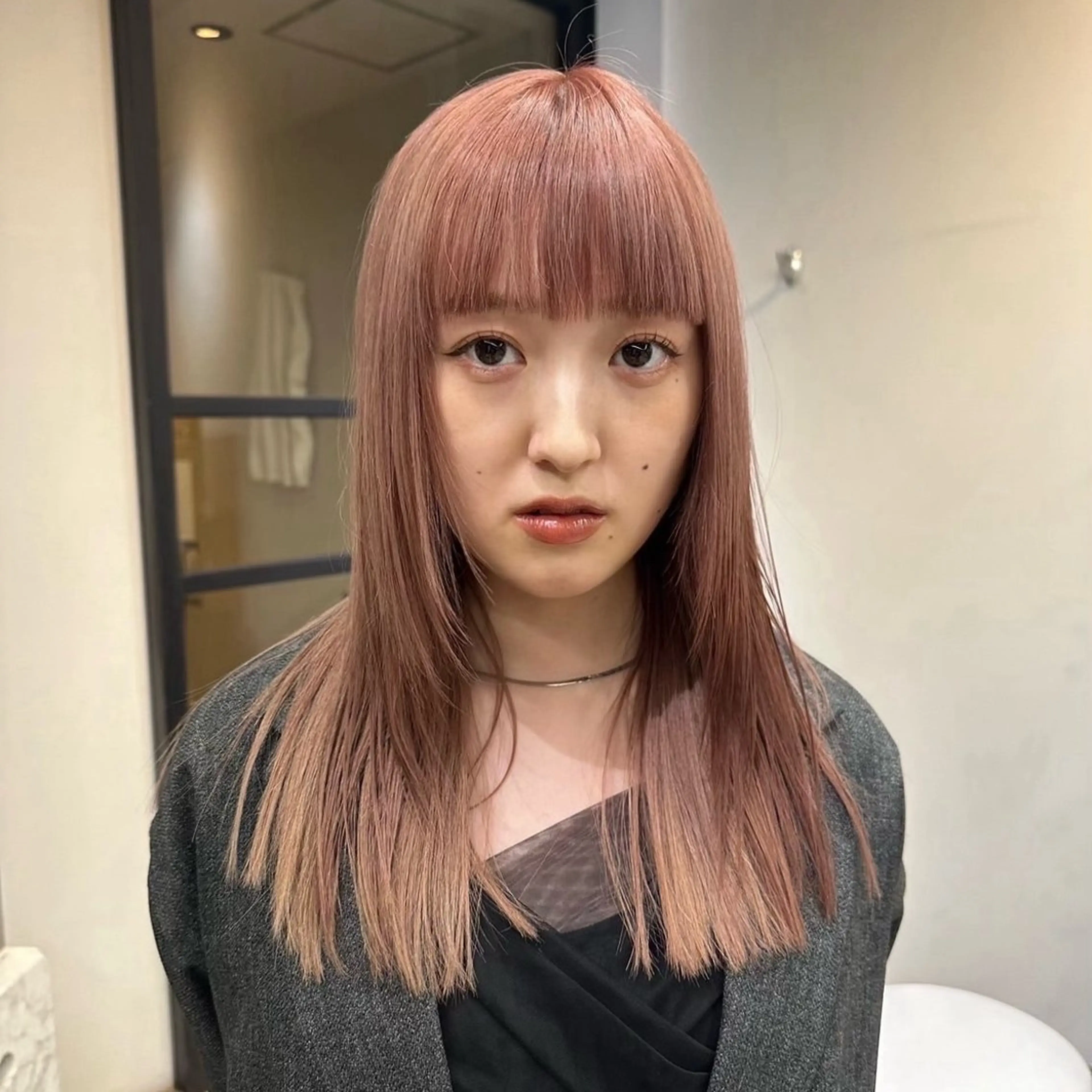 ロング 顔周りカット レイヤーカット KURO 艶カラー レイヤーカットのヘアスタイル