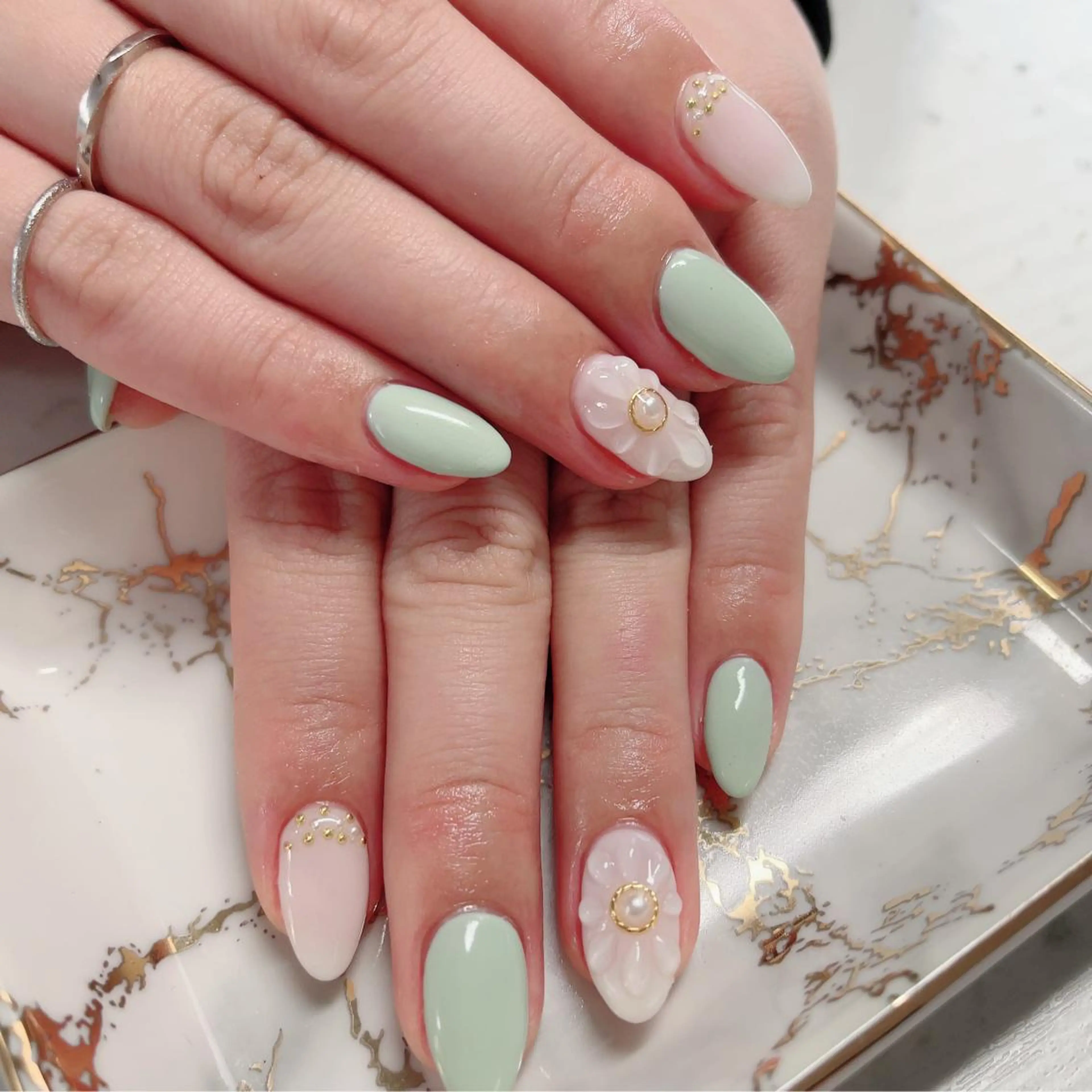 ネイル フラワーネイル グリーン ぷっくりネイル Baby Nailのネイルデザイン