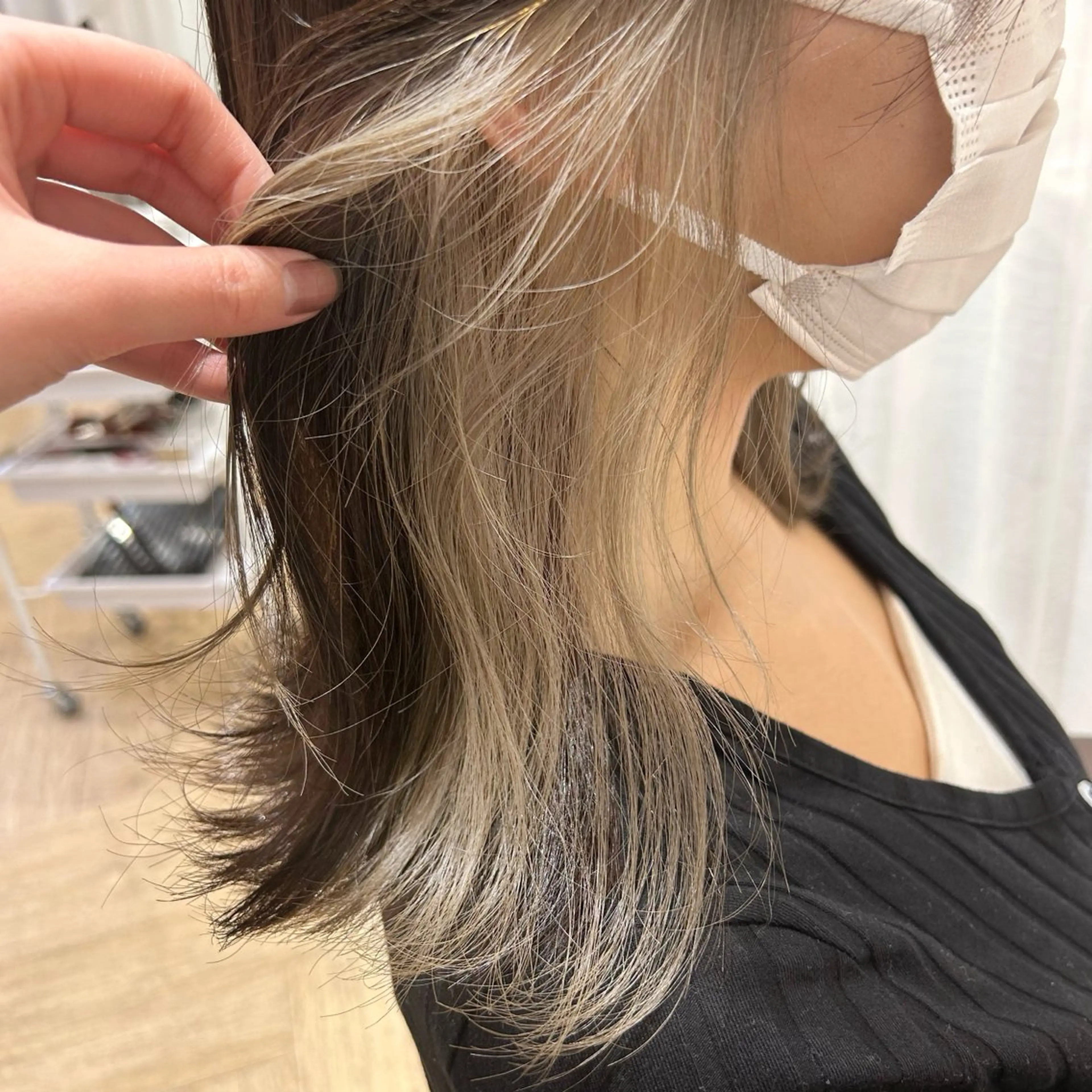 ミディアム カラー ベージュカラー イヤリングカラー ホワイトベージュ ヘアカラー トリートメント 砂野 真璃奈のヘアスタイル
