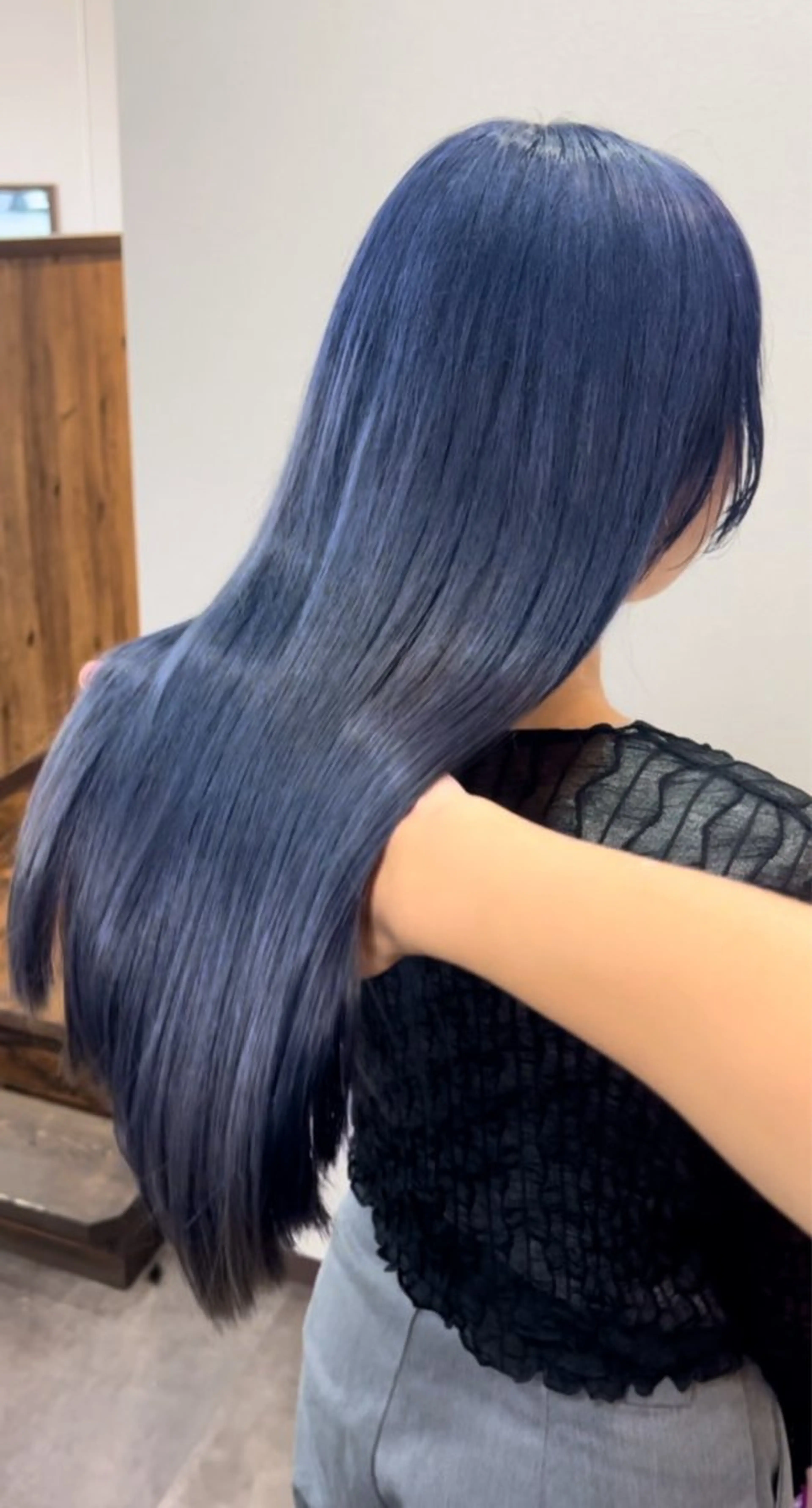 ロング カラー ブリーチ ブルーカラー ヘアカラー トリートメント LE Nのヘアスタイル