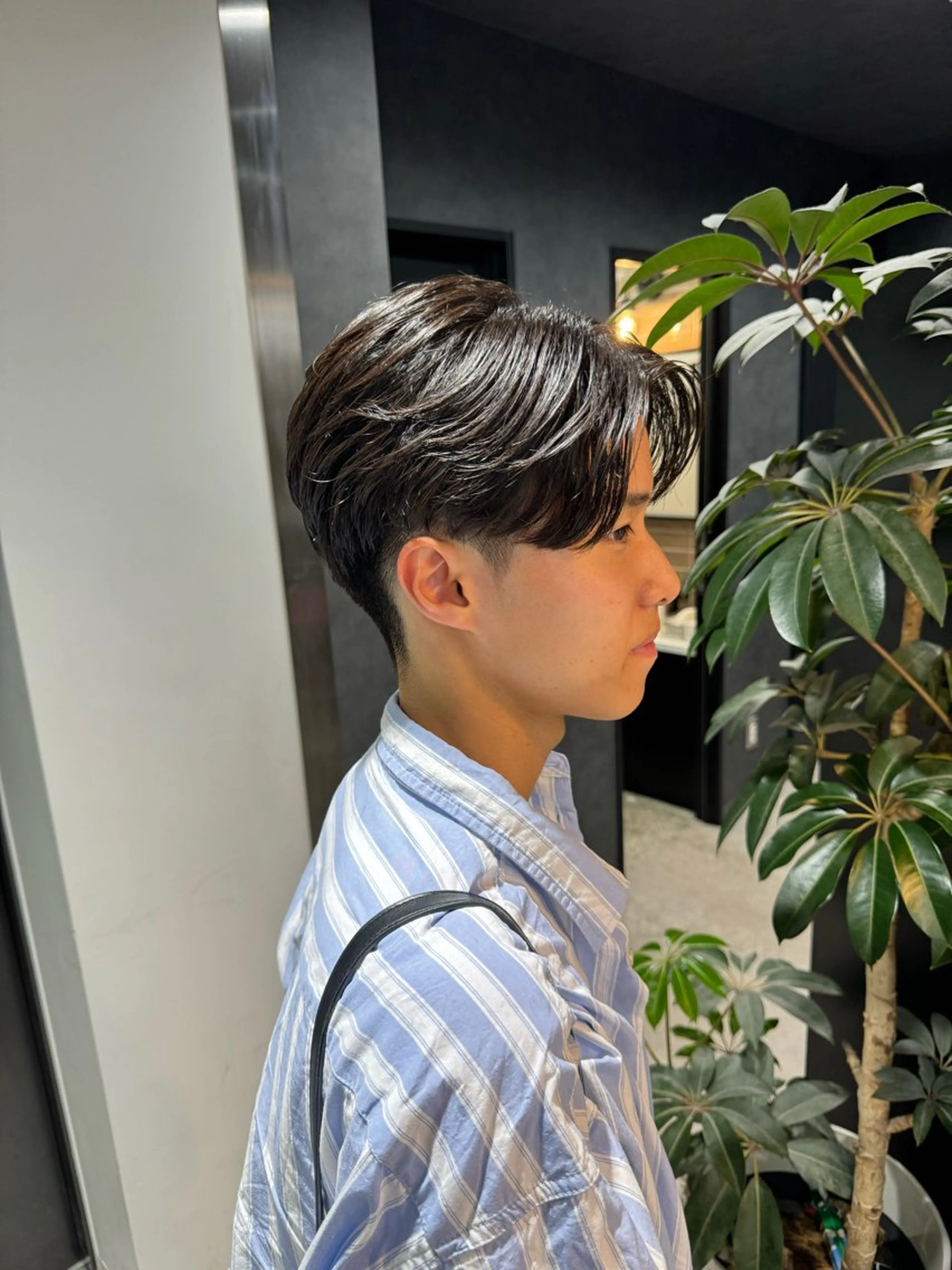 ショート カラー パーマ ヘアアレンジ メンズ メンズブリーチ センターパート メンズハイライト メンズハイトーン マッシュ スパイキー/フェザー /波巻き/かいとのヘアスタイル