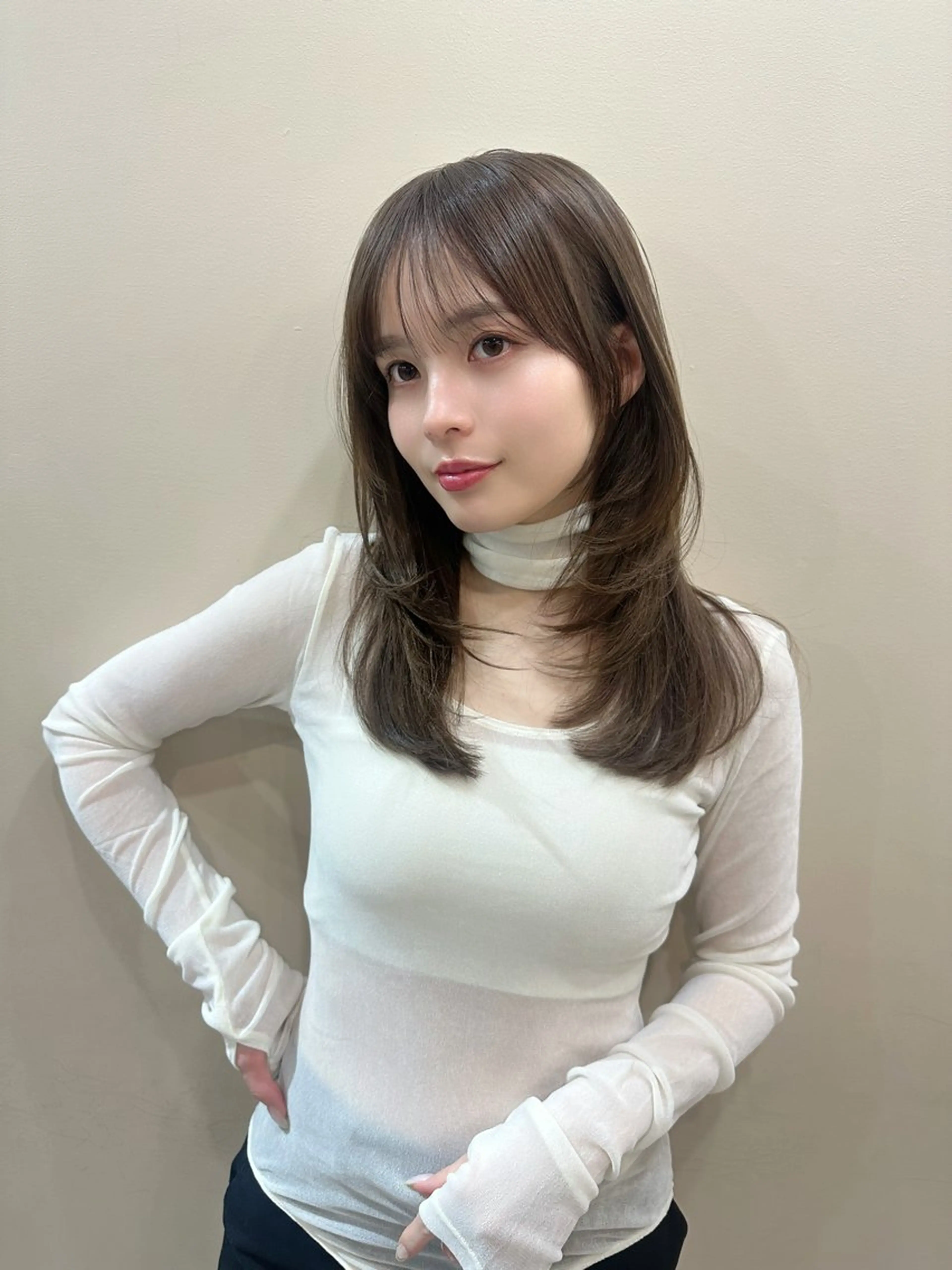 セミロング レイヤーカット 鎌倉 彩のヘアスタイル