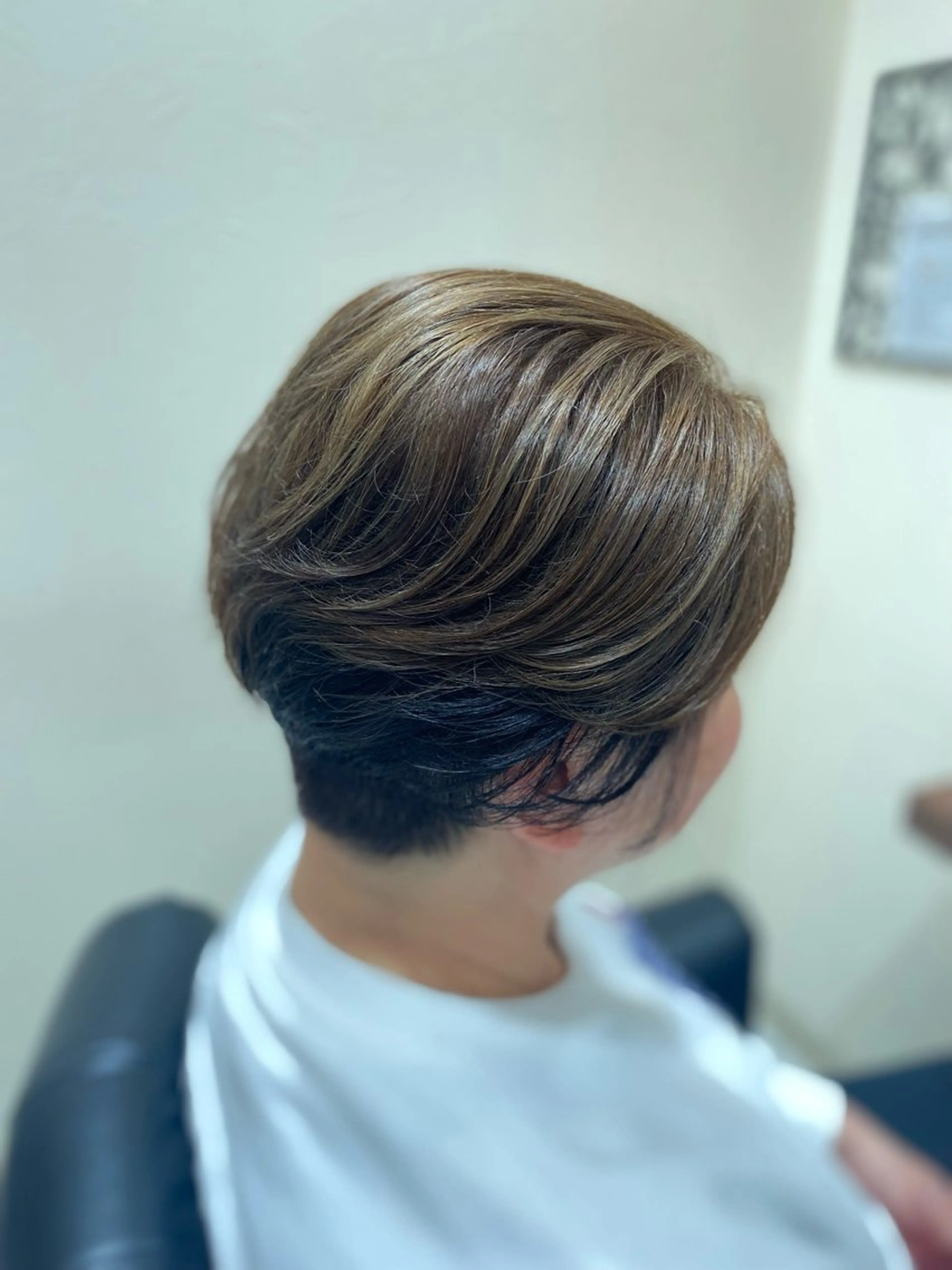 ショート カラー ベージュカラー 黒髪 ブリーチ ブルーカラー ブルーブラック カット ヘアカラー トリートメント Aphrodite 横手 亜紀のヘアスタイル