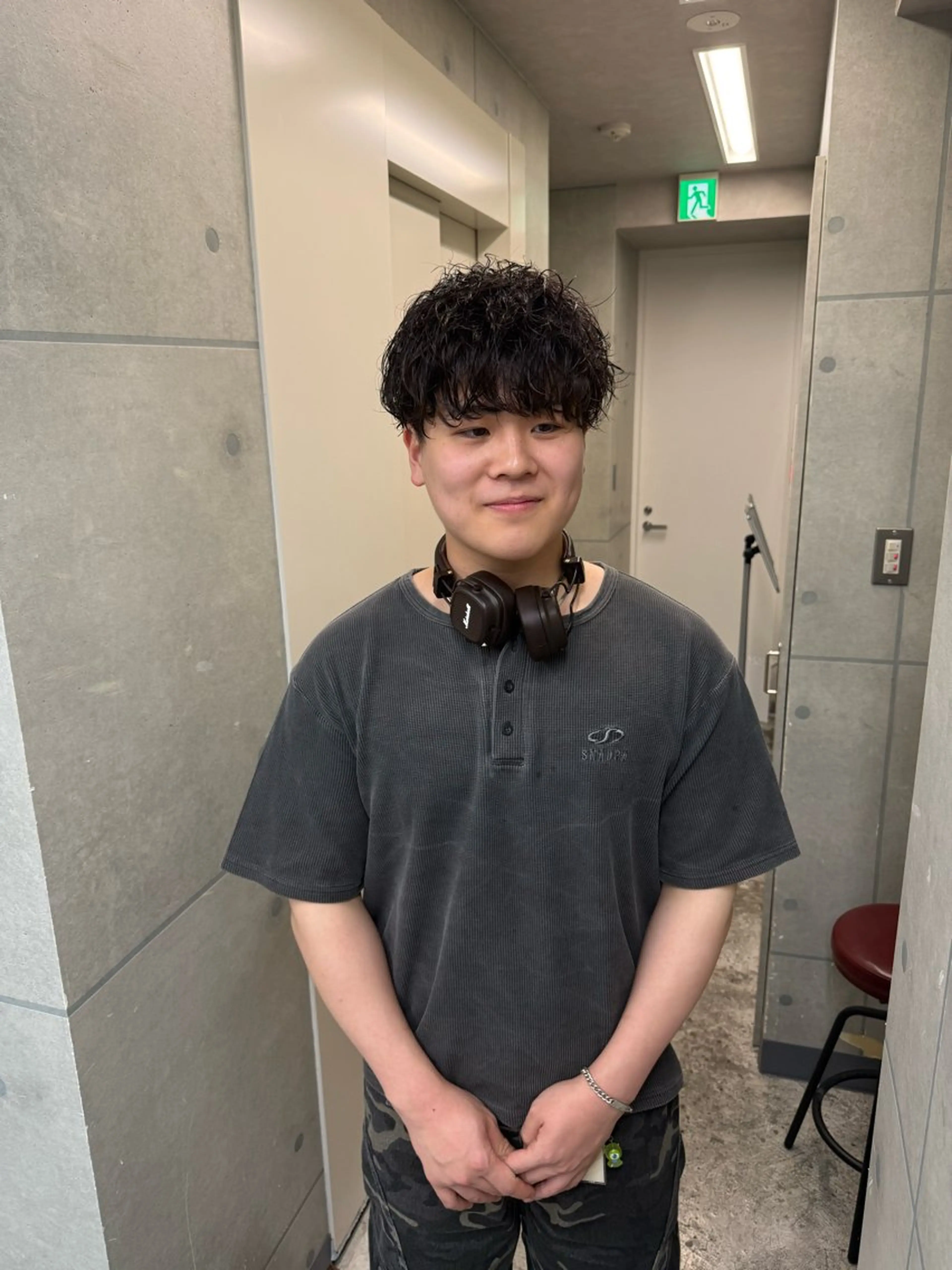 ミディアム メンズ ミディアムパーマ メンズブリーチ フェードカット フェザーパーマ メンズハイライト 【メンズ・カット】 藪 清正のヘアスタイル