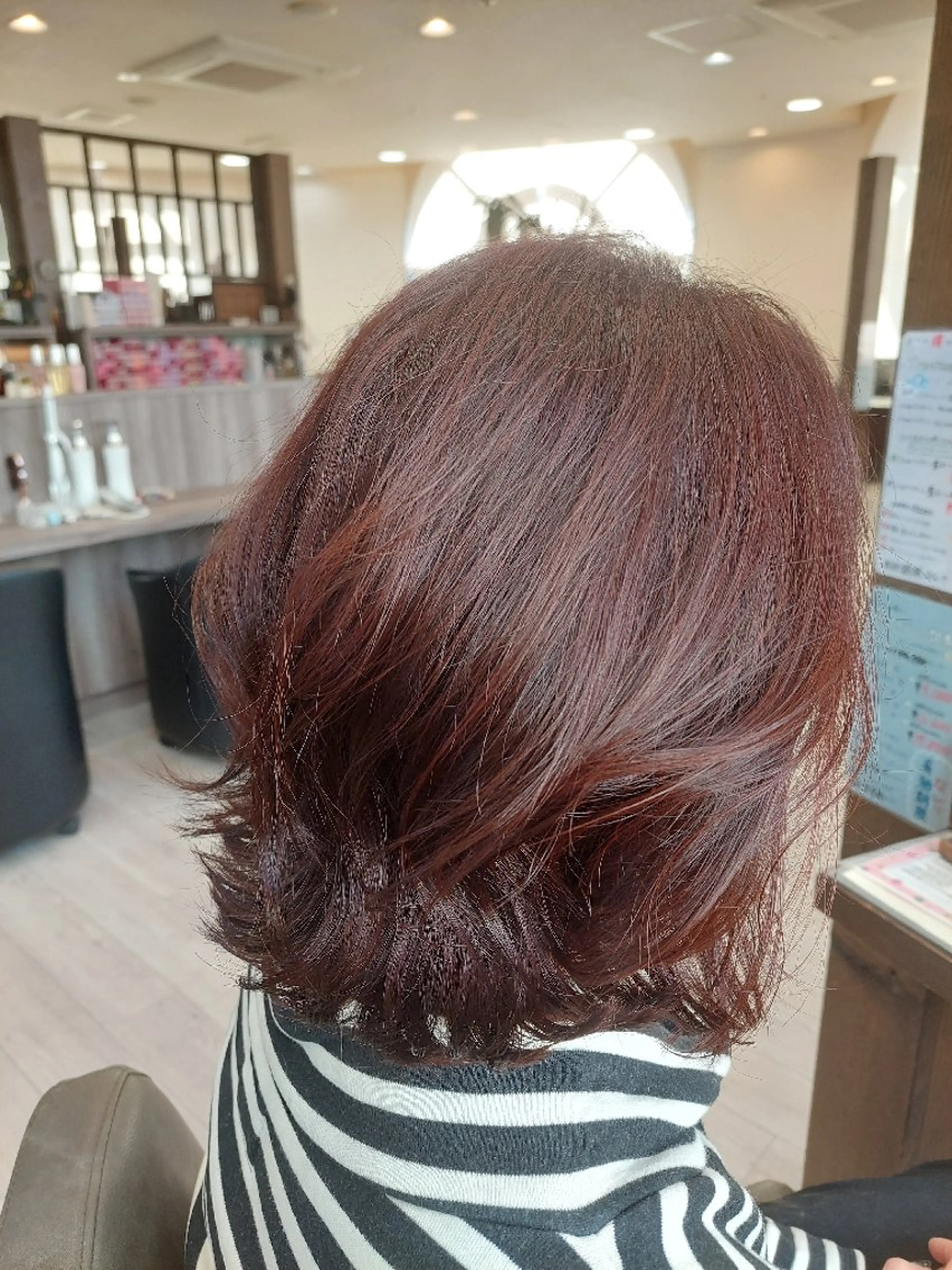 ミディアム カラー ブラウンカラー レッドカラー くびれヘア くびれレイヤー レイヤーカット 横手 美奈のヘアスタイル